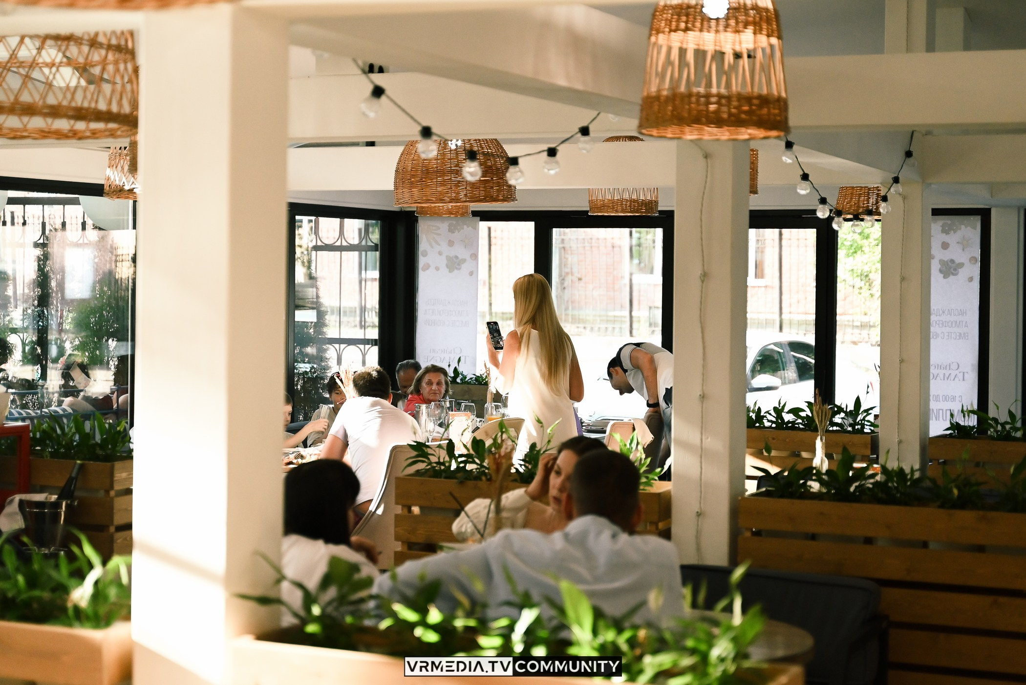 Ресторан «Volna»: Вокальный вечер на летней веранде «Хочу на дачу»