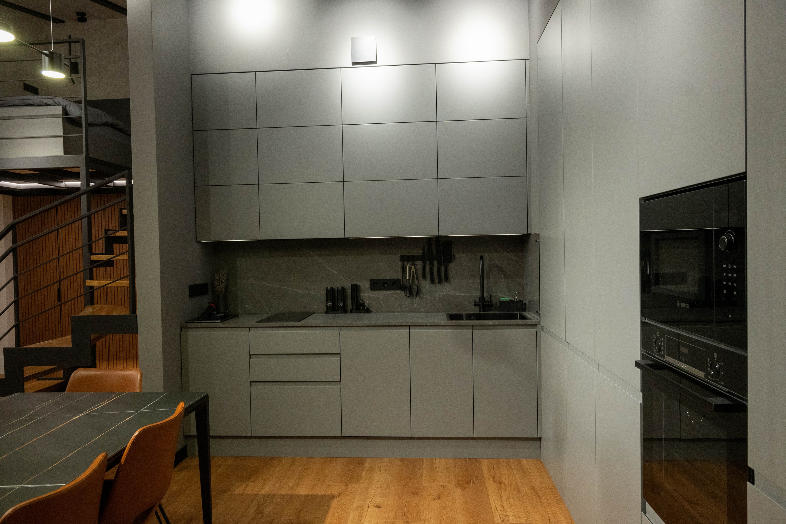 The apartment is on two levels. Fotograf Dmitrii Donets