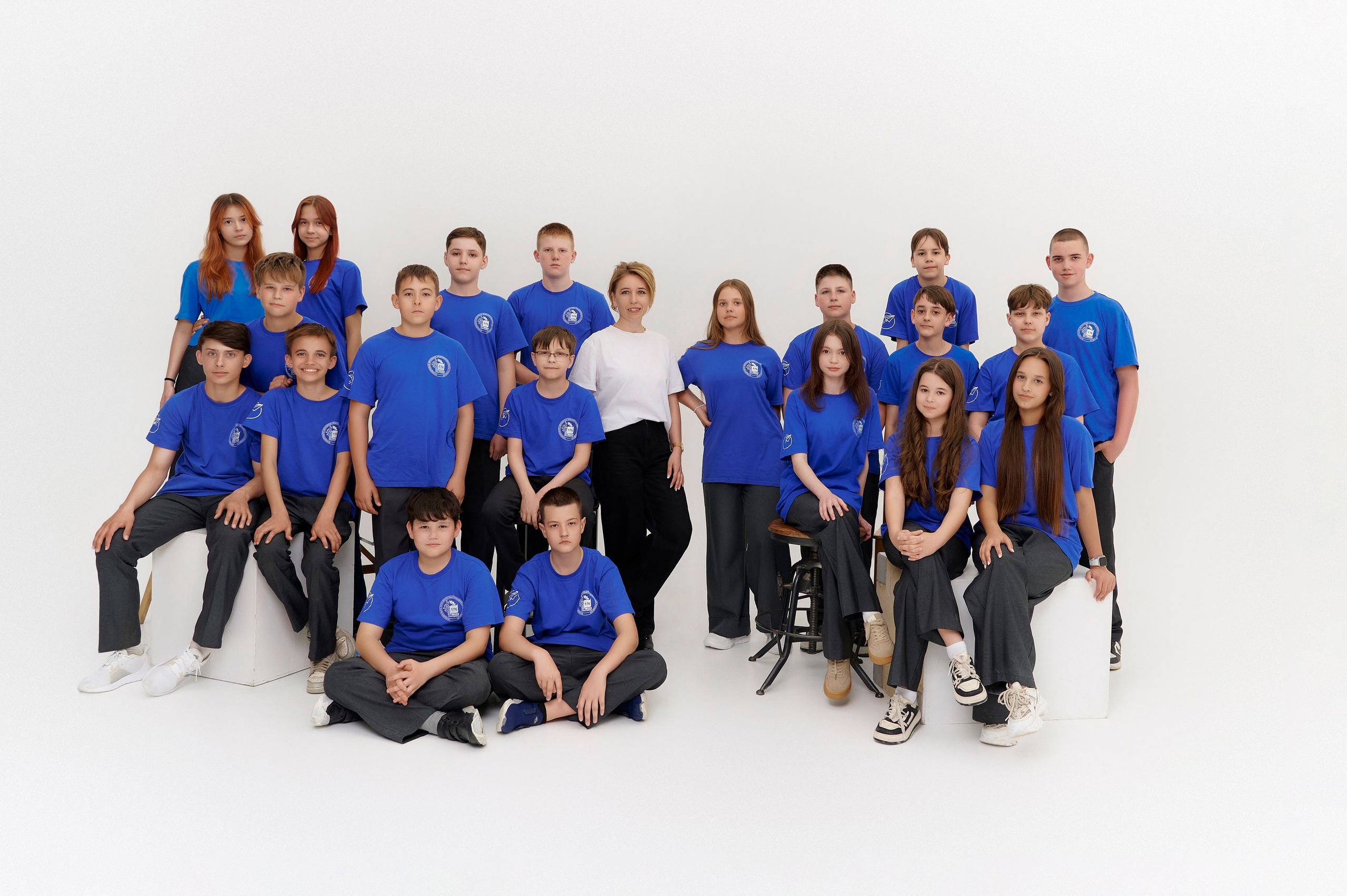 пример-групповое-фото-выпускной-альбом-Новосибирск-2025.jpg. Для лицея №176. Премиум печать.