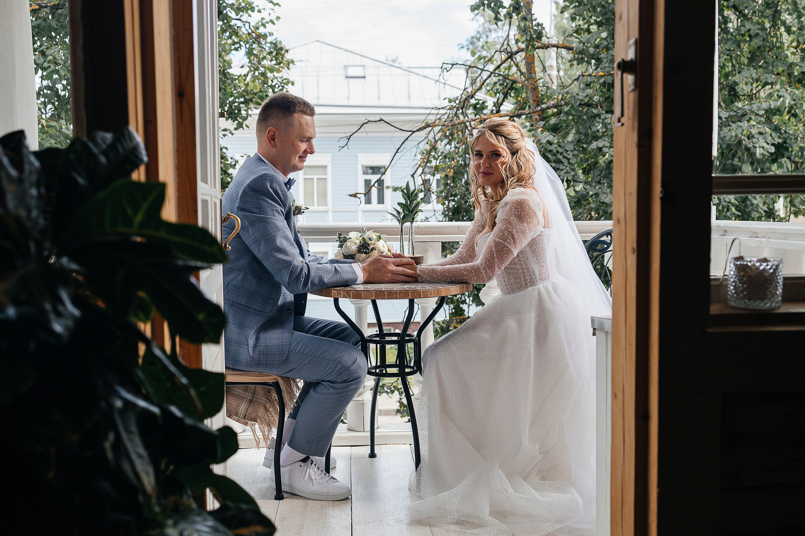 Трогательная выездная церемония в уютном дворике отеля. Олег Сверчков | Свадебный фотограф Вологда