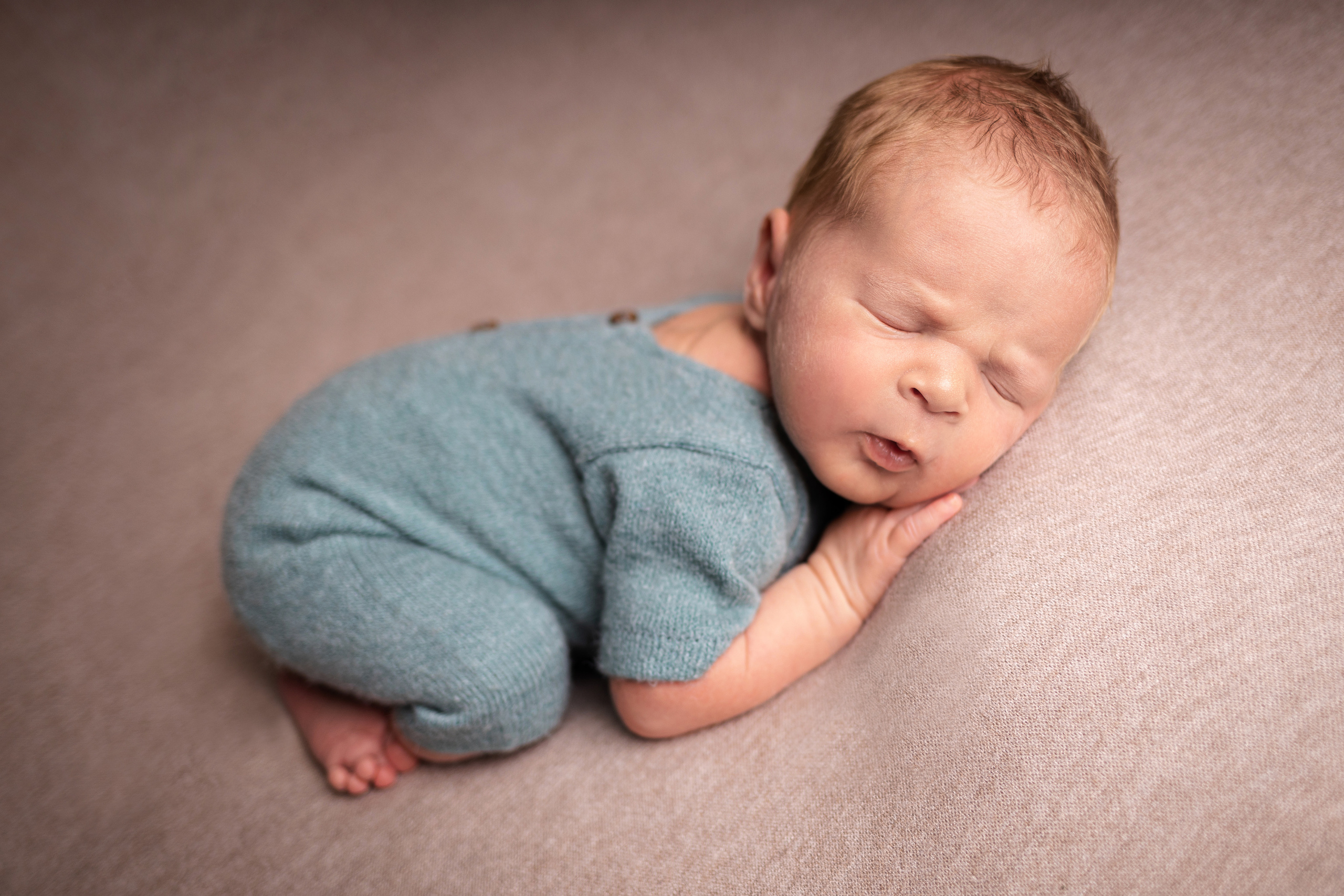 Классическая фотосессия малыша. Фотограф новорожденных малышей в Омске и Омской области Эльвира Камаева