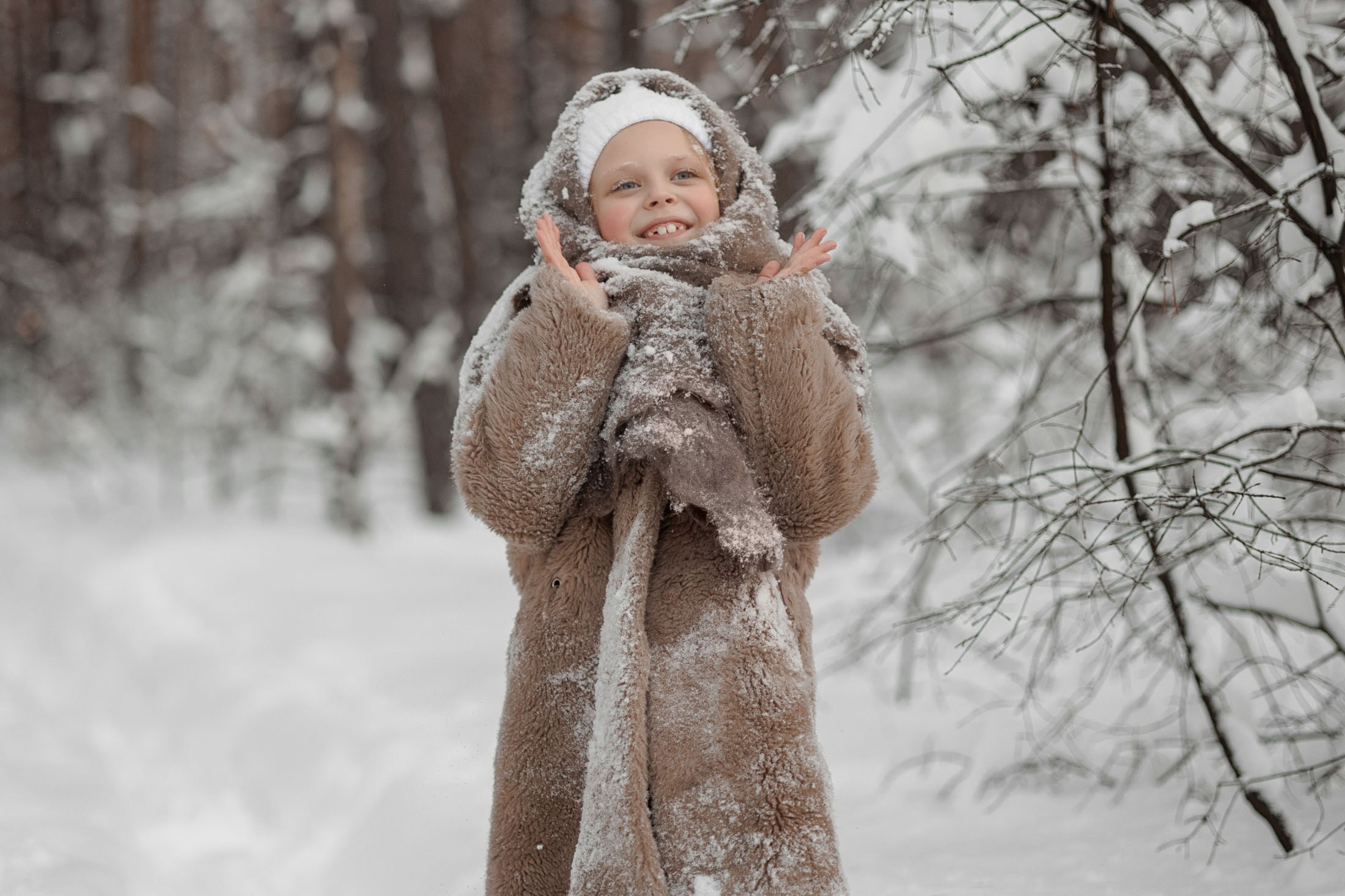 зимняя детская фотосессия в&nbsp;стиле советского времени. Маленькая девочка одета в&nbsp;шубу, валенки и&nbsp;пуховый платок
