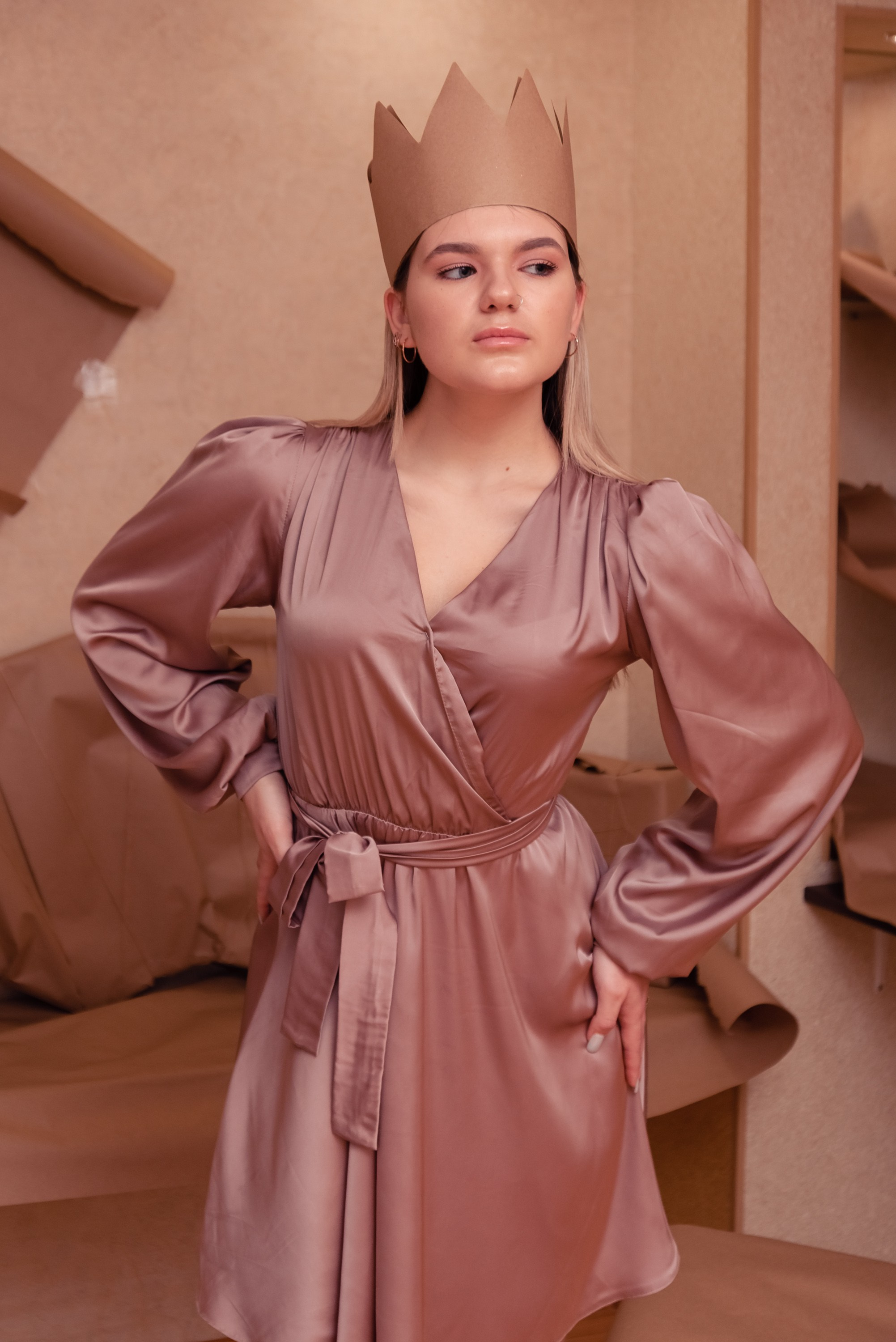 девушка королева в бежевых тонах.