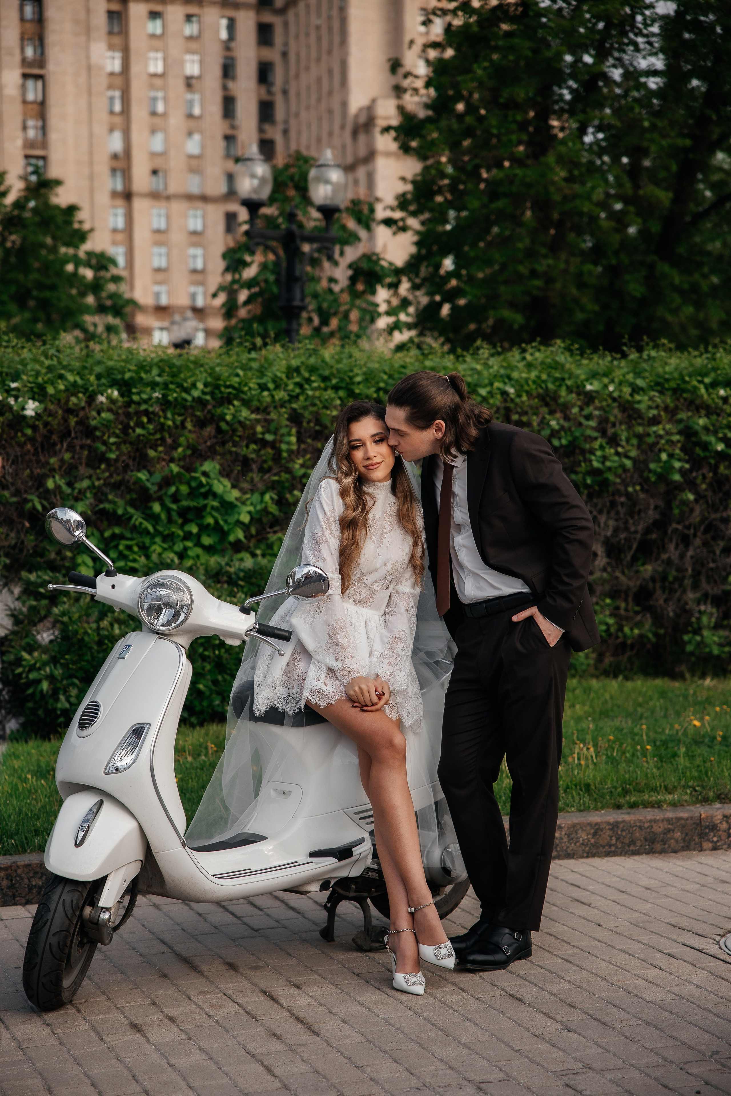 Свадебная прогулка у высотки на Кудринской площади. Свадебный и семейный фотограф в Москве Красинская Мария