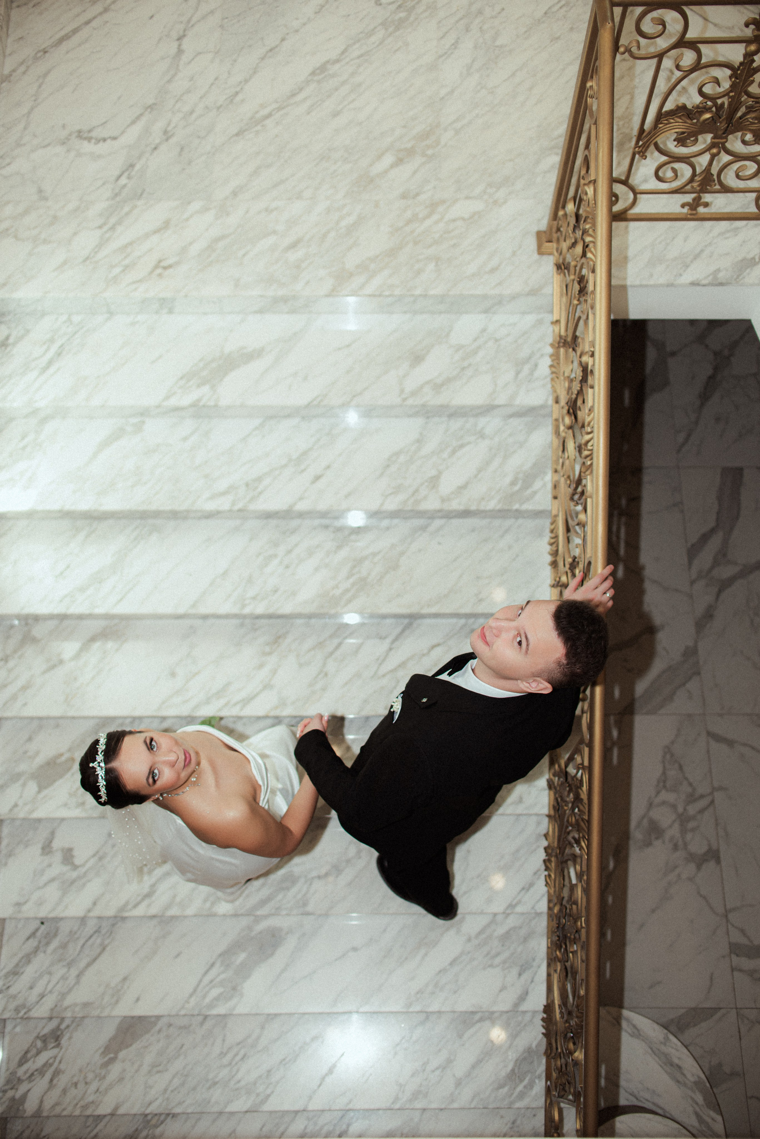 Свадебная фотосессия на лестнице в Южном Бутове, вид сверху, фотограф Алёна Макеева