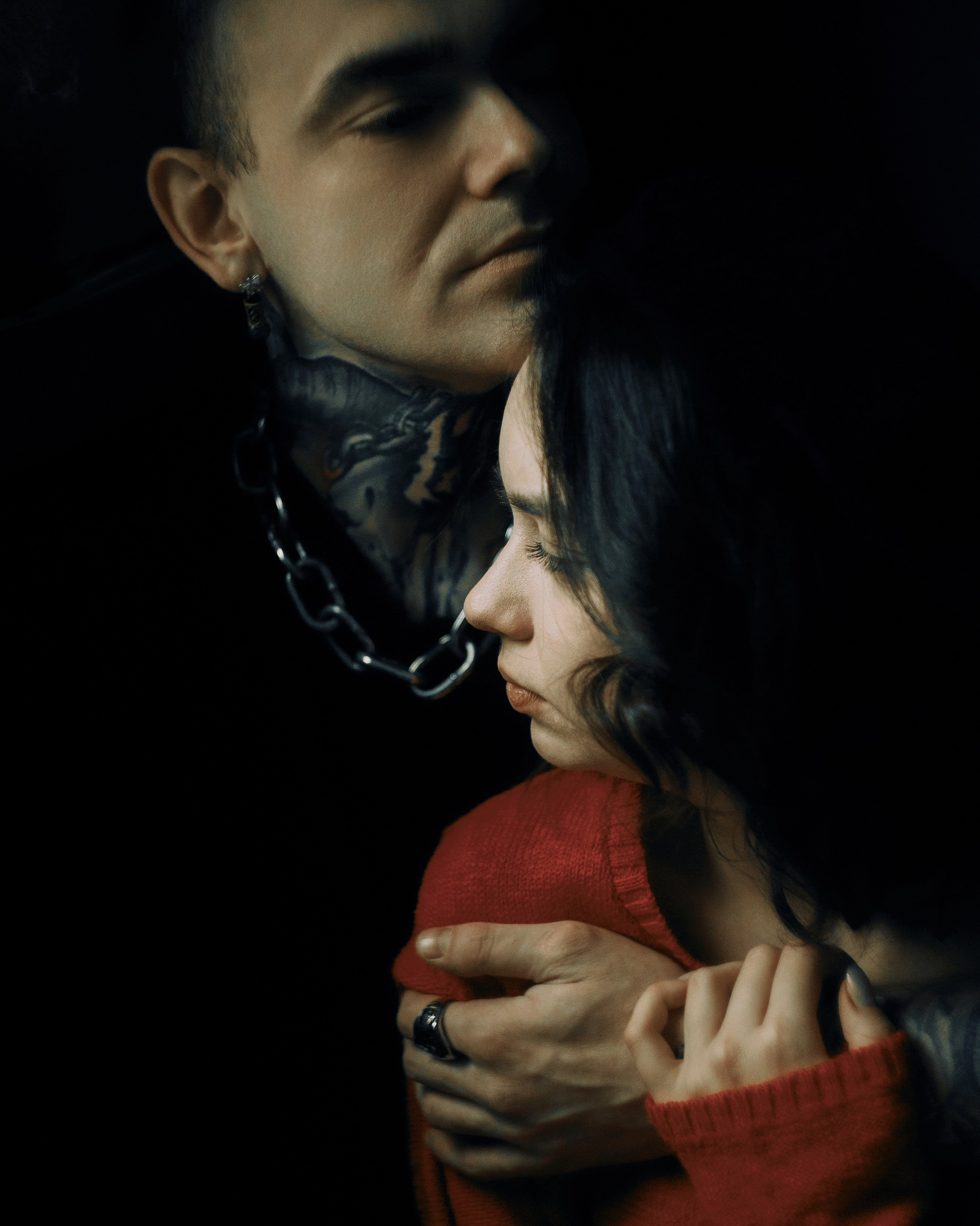 Лав стори фотосессия в Петербурге — портрет в полутонах, мужской силуэт и объятия, кино-нуар