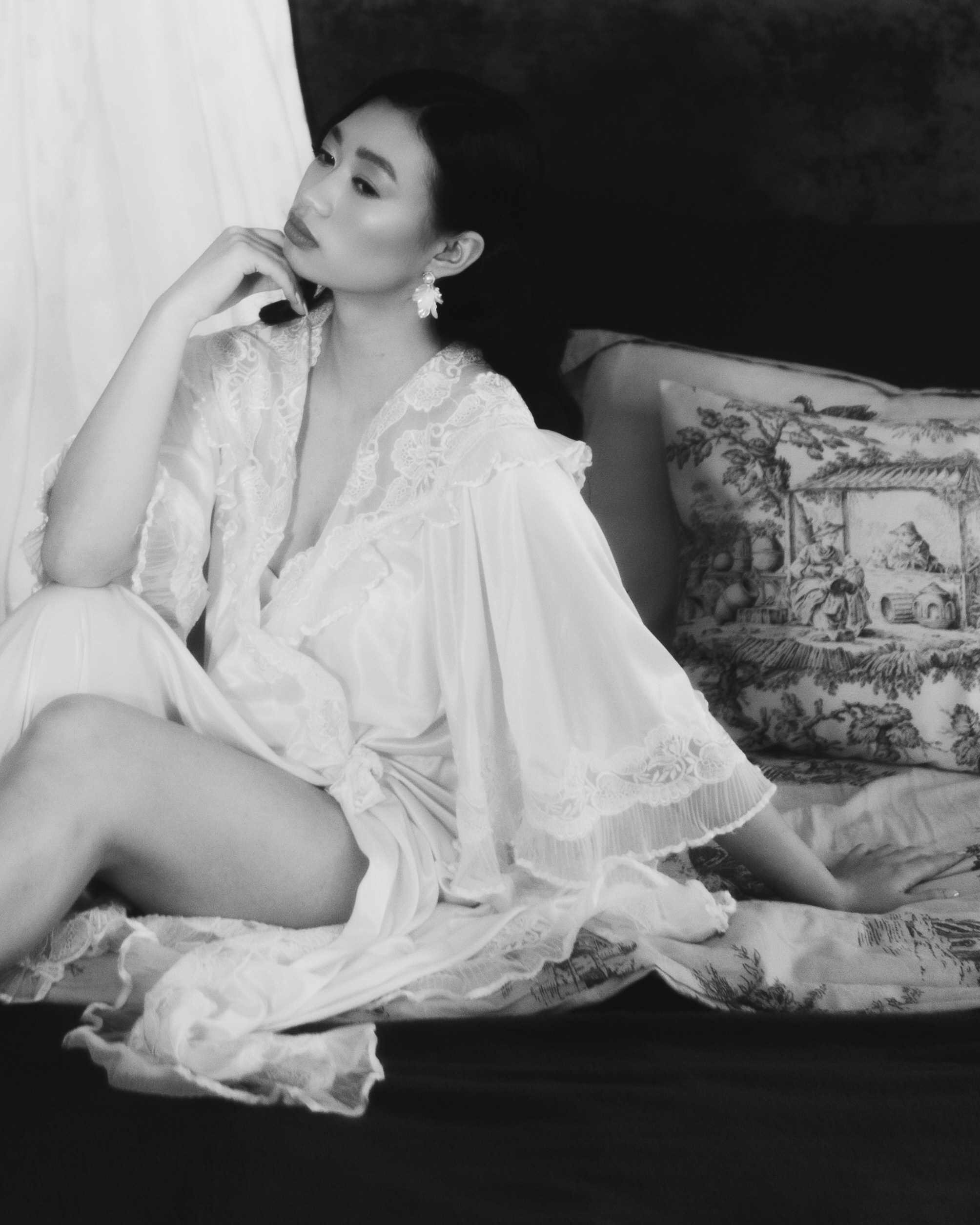 Черно-белая будуарная съемка невесты на кровати, свадебный портрет в винтажном стиле