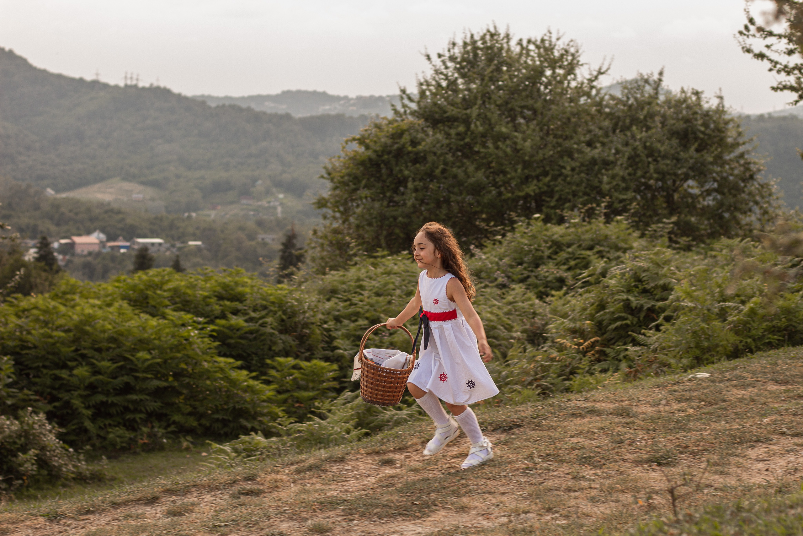 Мама с дочкой встречают закат в горах. Семейный фотограф в Сочи, Лоо, Дагомысе, Вардане Кучумова Олеся