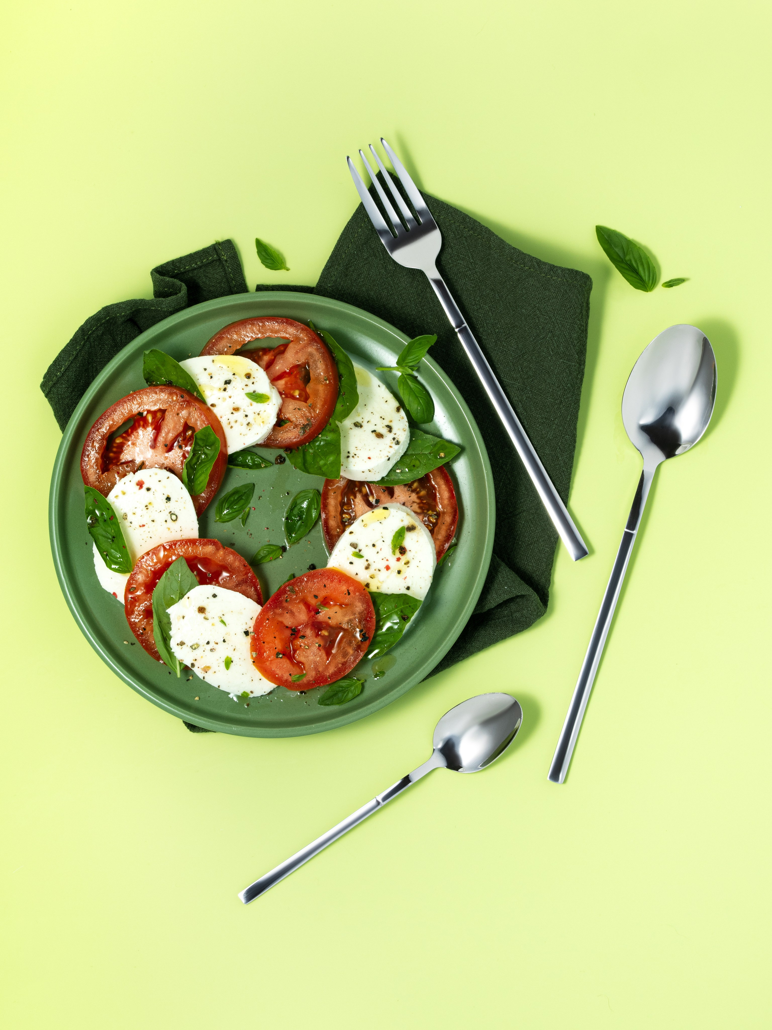 Предметная фотосъёмка набора столовых при для маркетплейса Wildberries. Фуд-фотограф и предметный фотограф в Москве Анна Первова