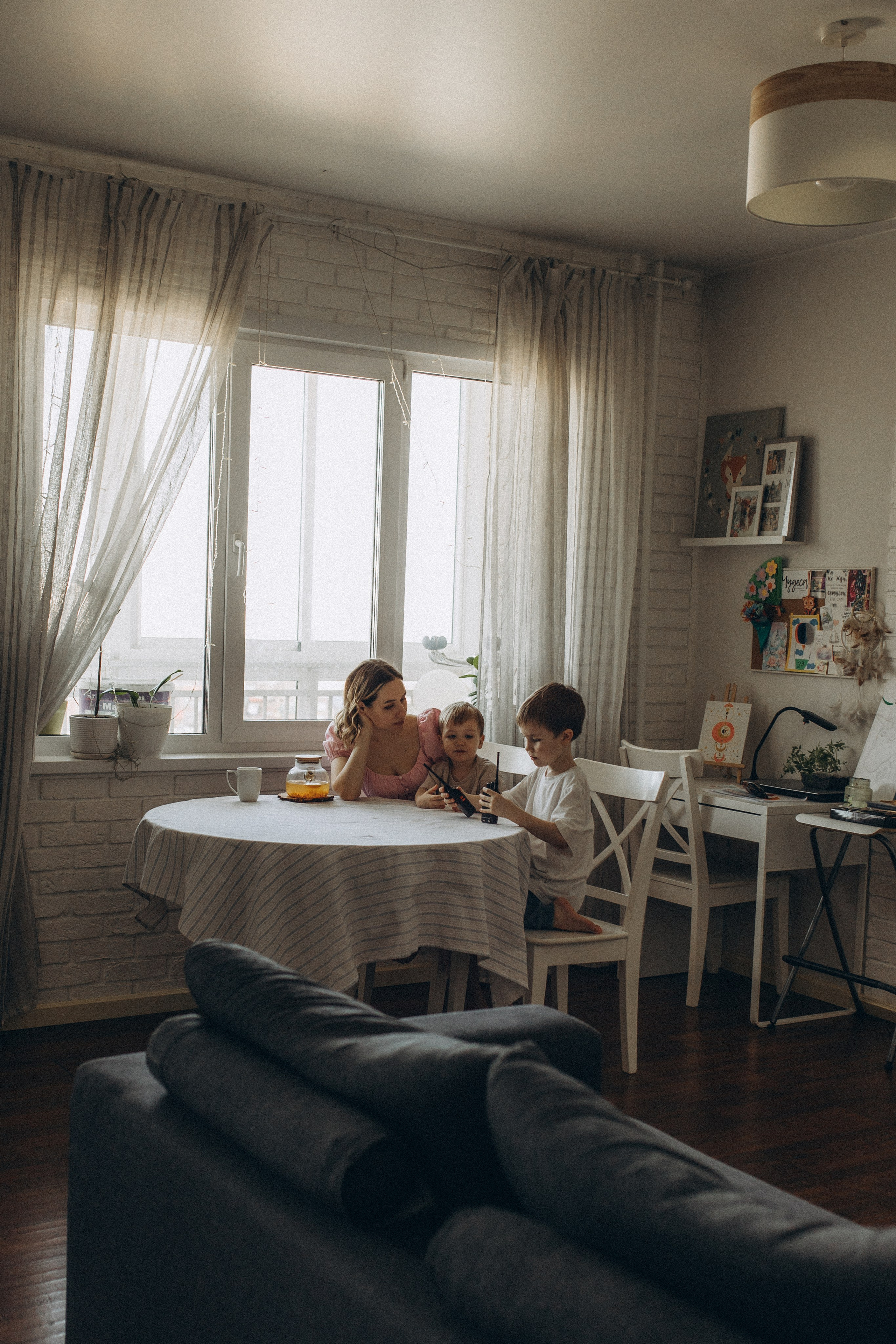 Аня с сыновьями. Семейный фотограф lifestyle в Новосибирске Елена Шпилевая