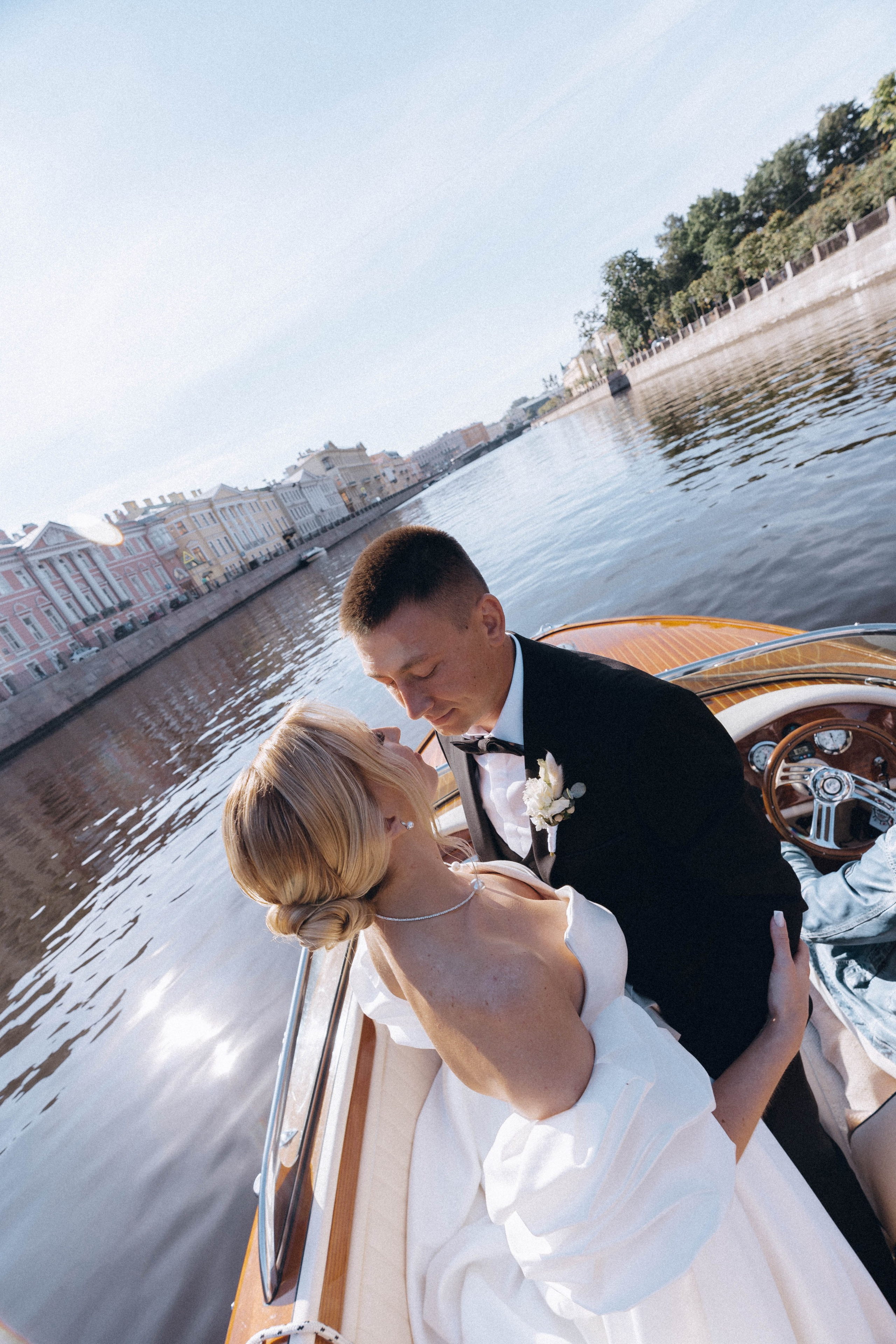 СВАДЕНБНАЯ СЬЕМКА НА КАТЕРЕ ПО КАНАЛАМ САНКТ-ПЕТЕРБУРГА И В АКВАТОРИИ НЕВЫ. Профессиональный фотограф, Санкт-Петербург — Виктория Богомолова