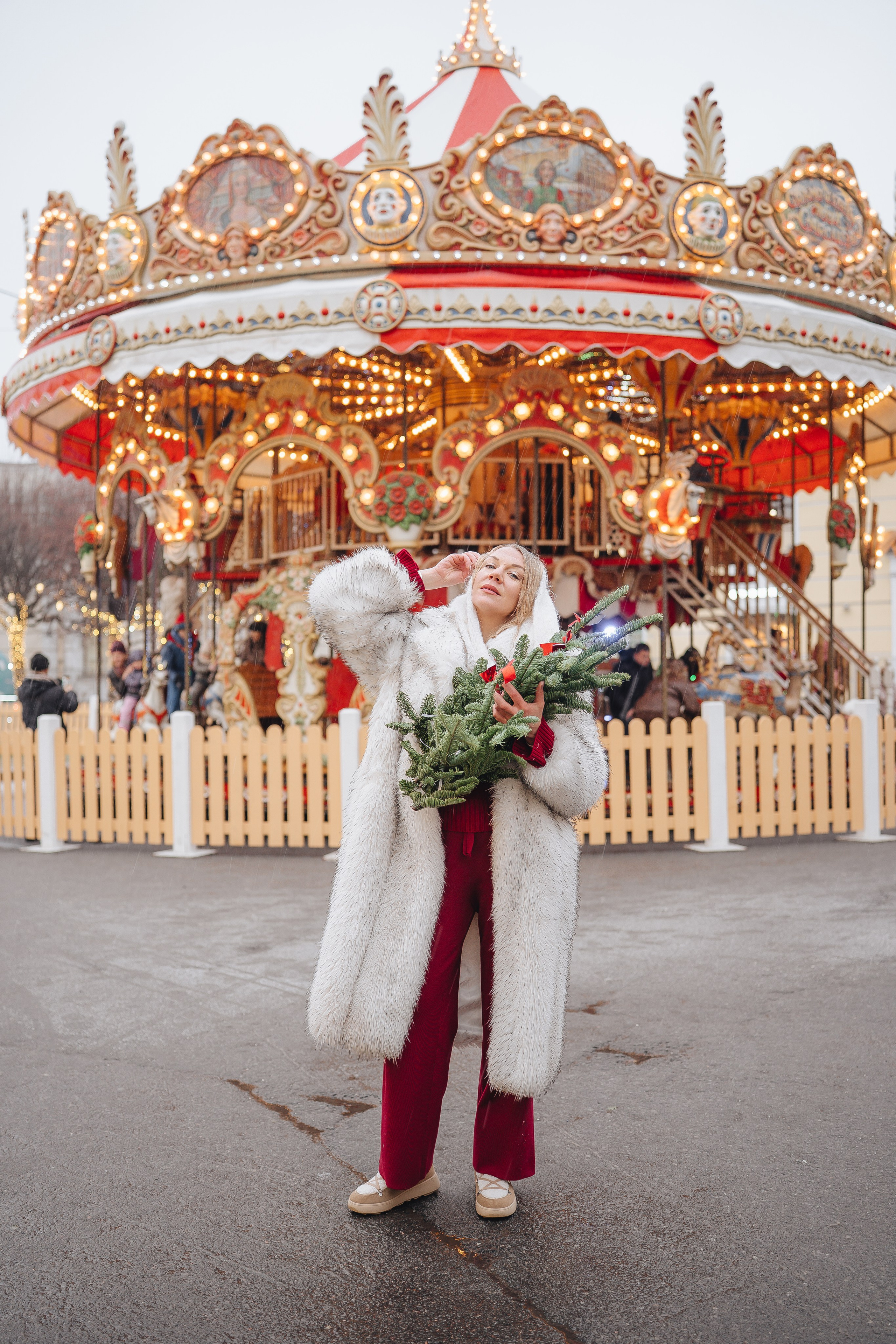 ПРОГУЛКА НА МАНЕЖНОЙ ПЛОЩАДИ ДЛЯ ДЕВУШКИ ПЕРЕД НОВЫМ ГОДОМ (НОВОГОДНЯЯ ФОТОСЕССИИЯ НА МАНЕЖНОЙ ПЛОЩАДИ). Профессиональный фотограф, Санкт-Петербург — Виктория Богомолова