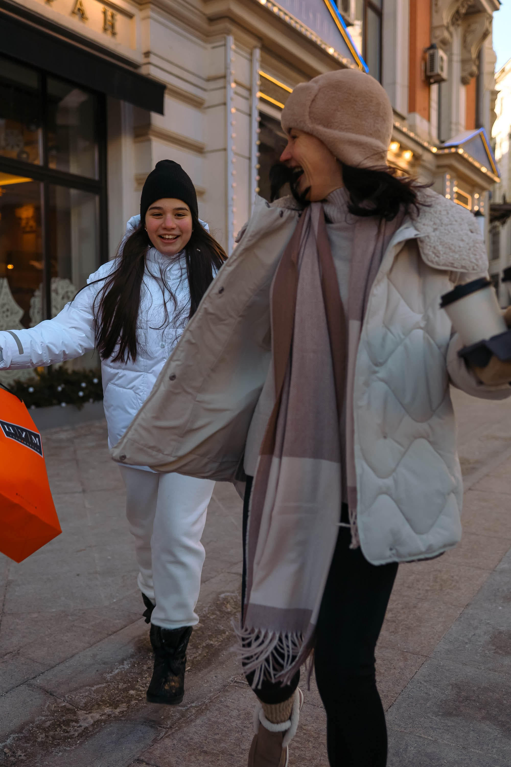 Мама с дочкой