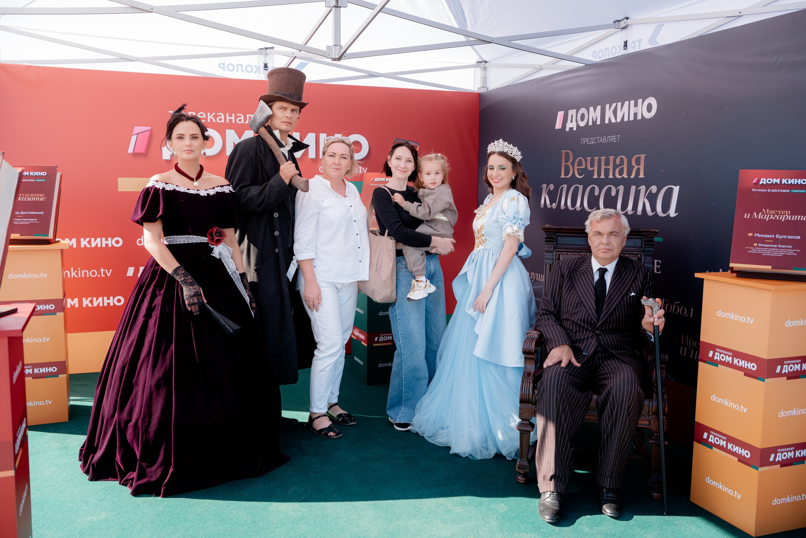 Портретные фото с артистами в палатке Триколор Дом Кинов на день города Волгоград. Фотограф в Волгограде и Волжском Александр Горбань