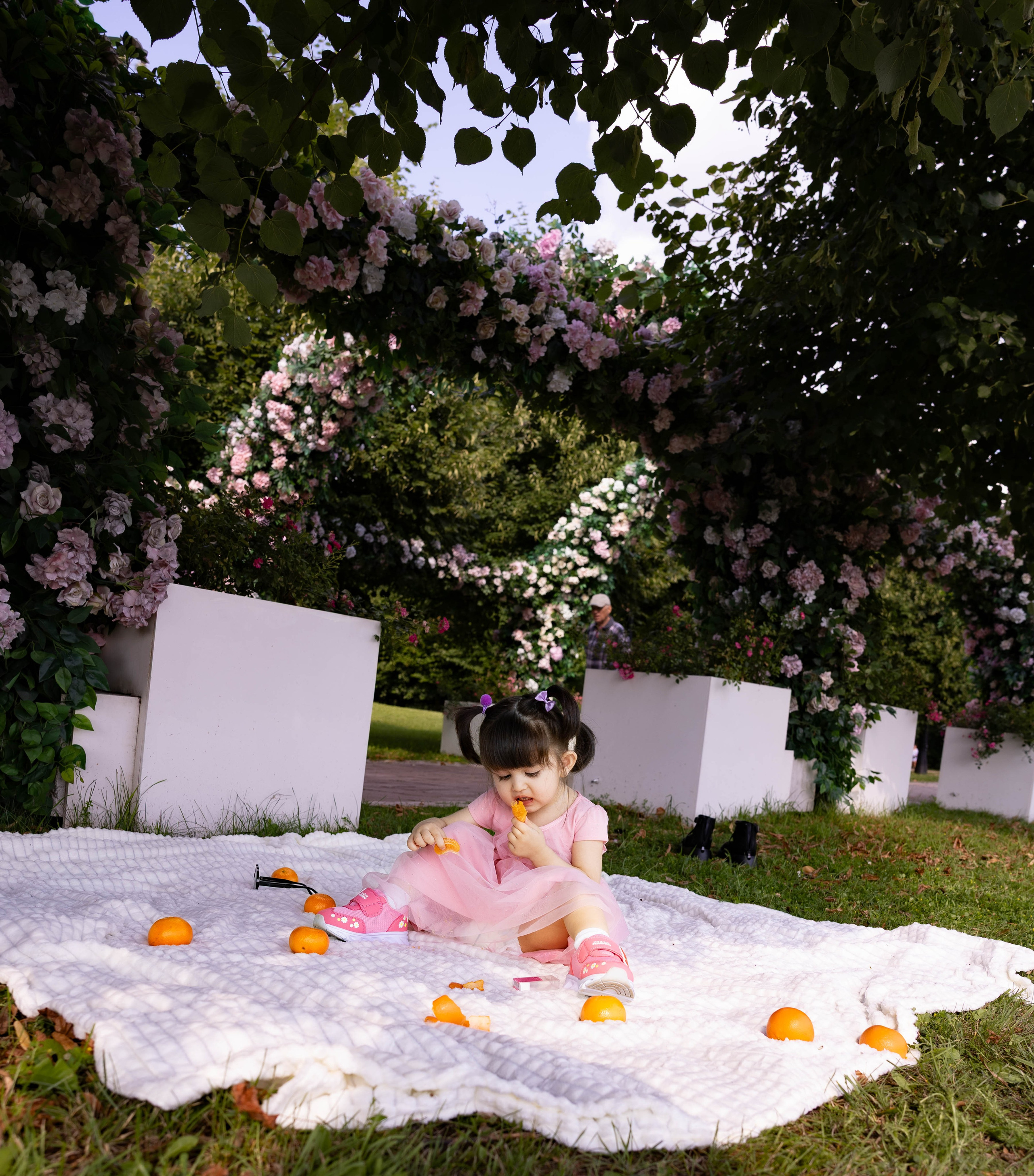 Прогулка мамы и дочки в парке