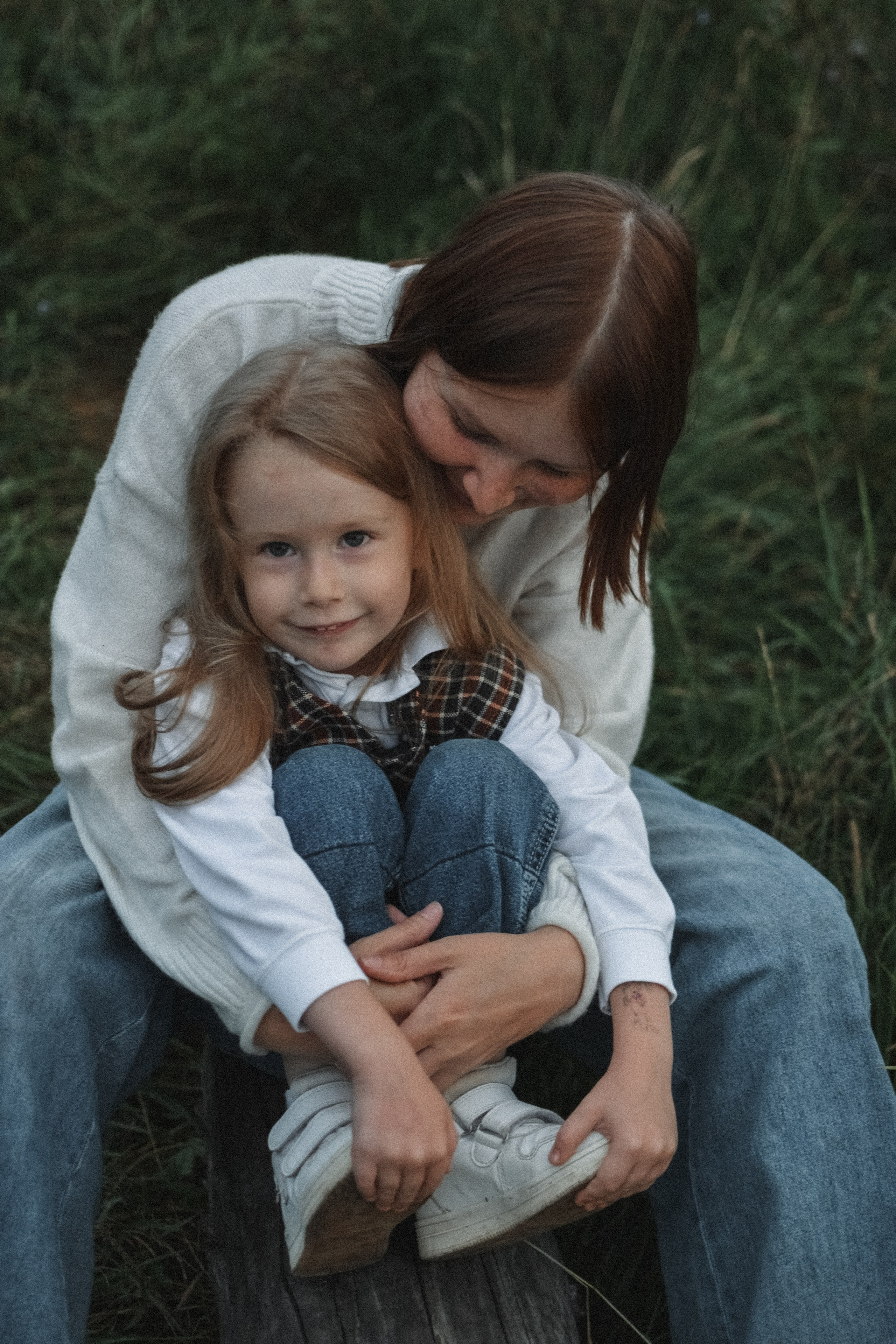 Мама и дочь в лесу. Alenasokolowa.ru