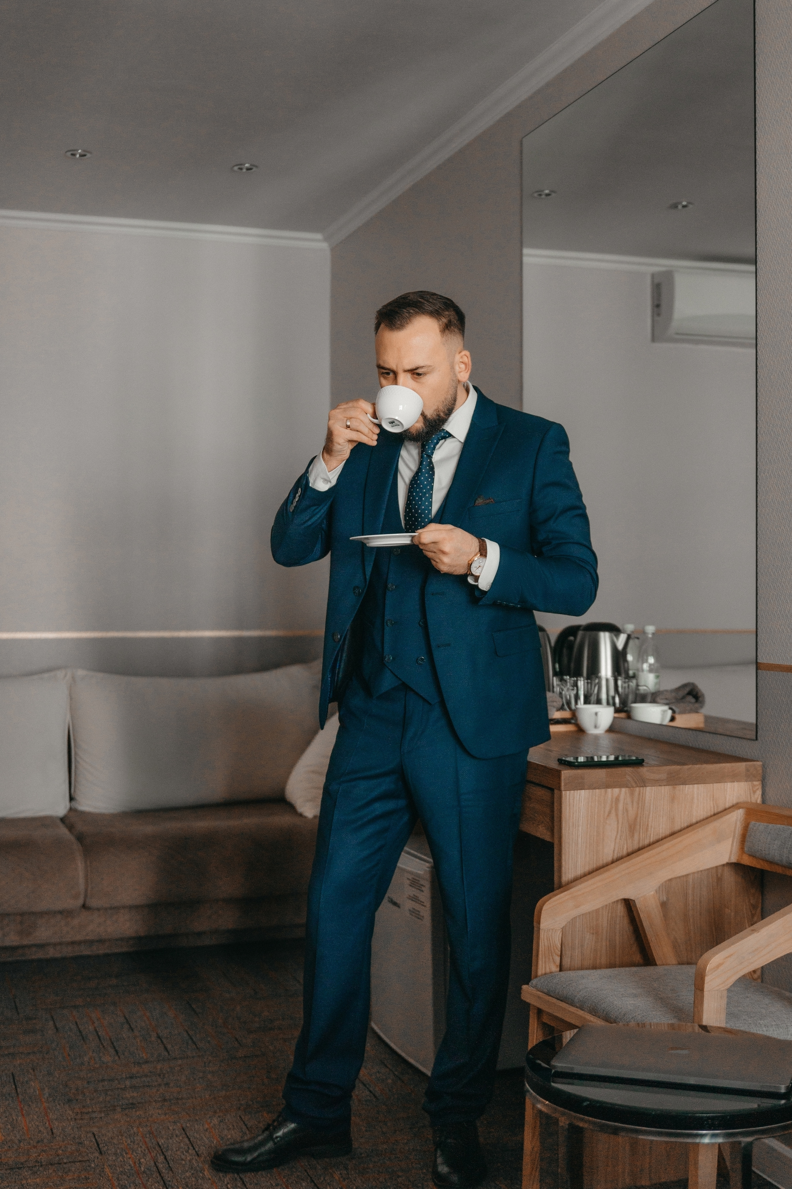 Дмитрий, бизнесмен в отеле. Фотограф женского портрета, беременности и материнства Харькова Елена