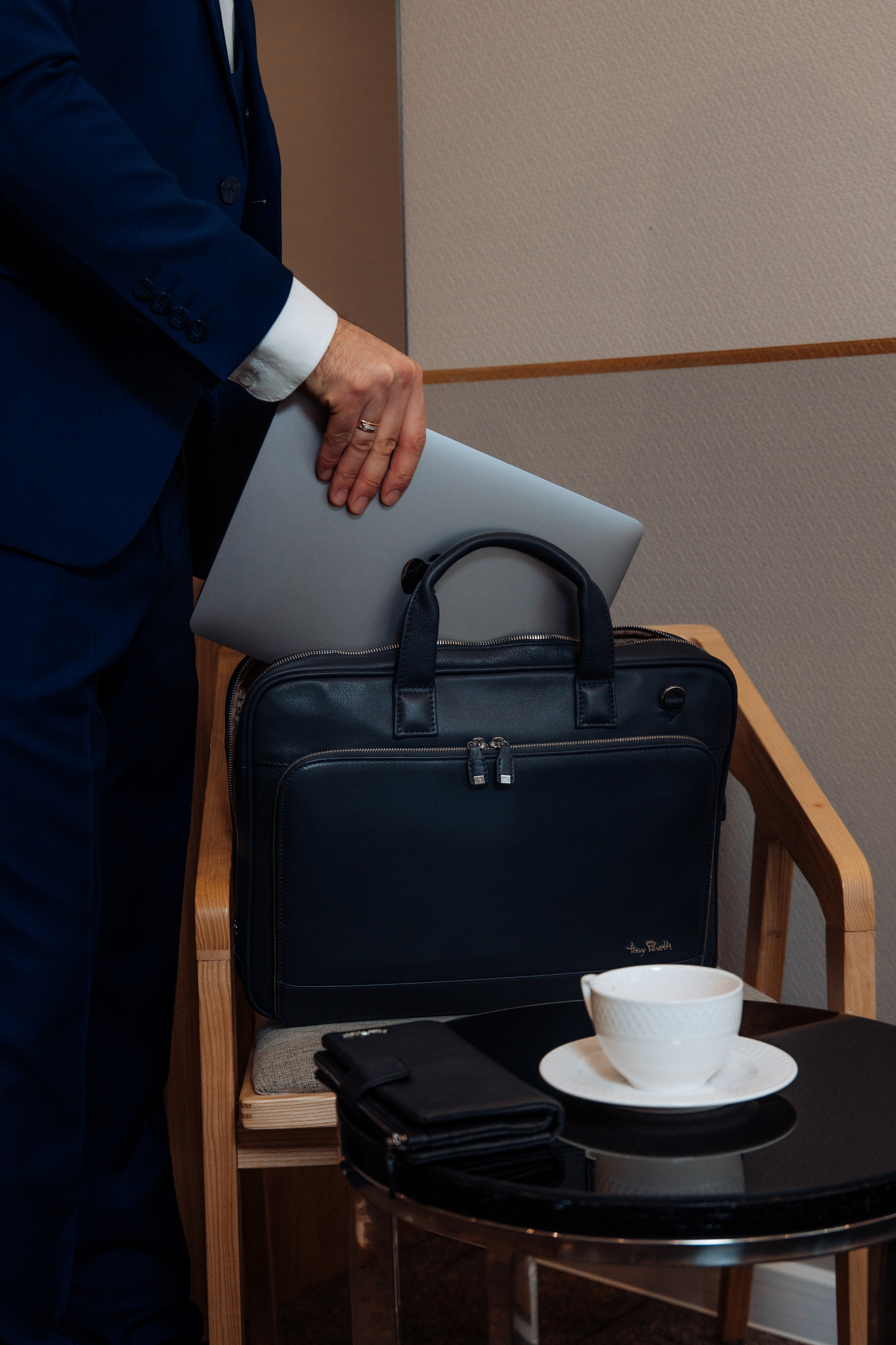 Дмитрий, бизнесмен в отеле. Фотограф женского портрета, беременности и материнства Харькова Елена