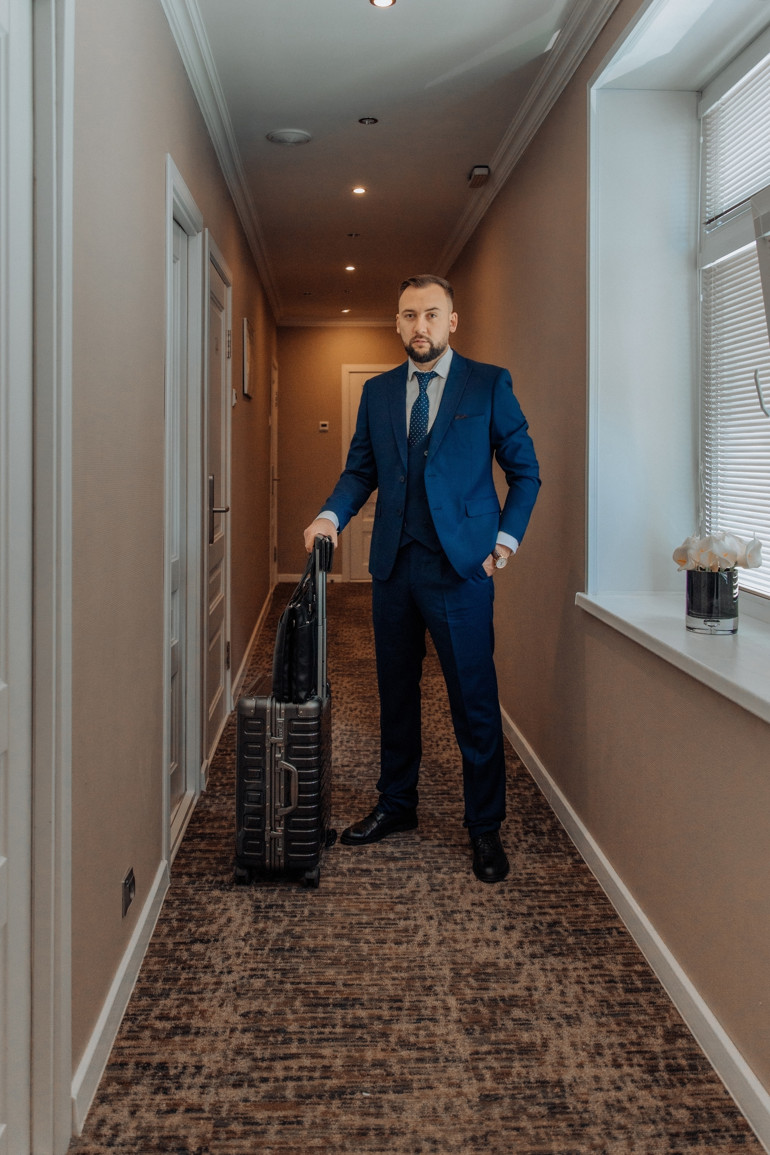 Дмитрий, бизнесмен в отеле. Фотограф женского портрета, беременности и материнства Харькова Елена