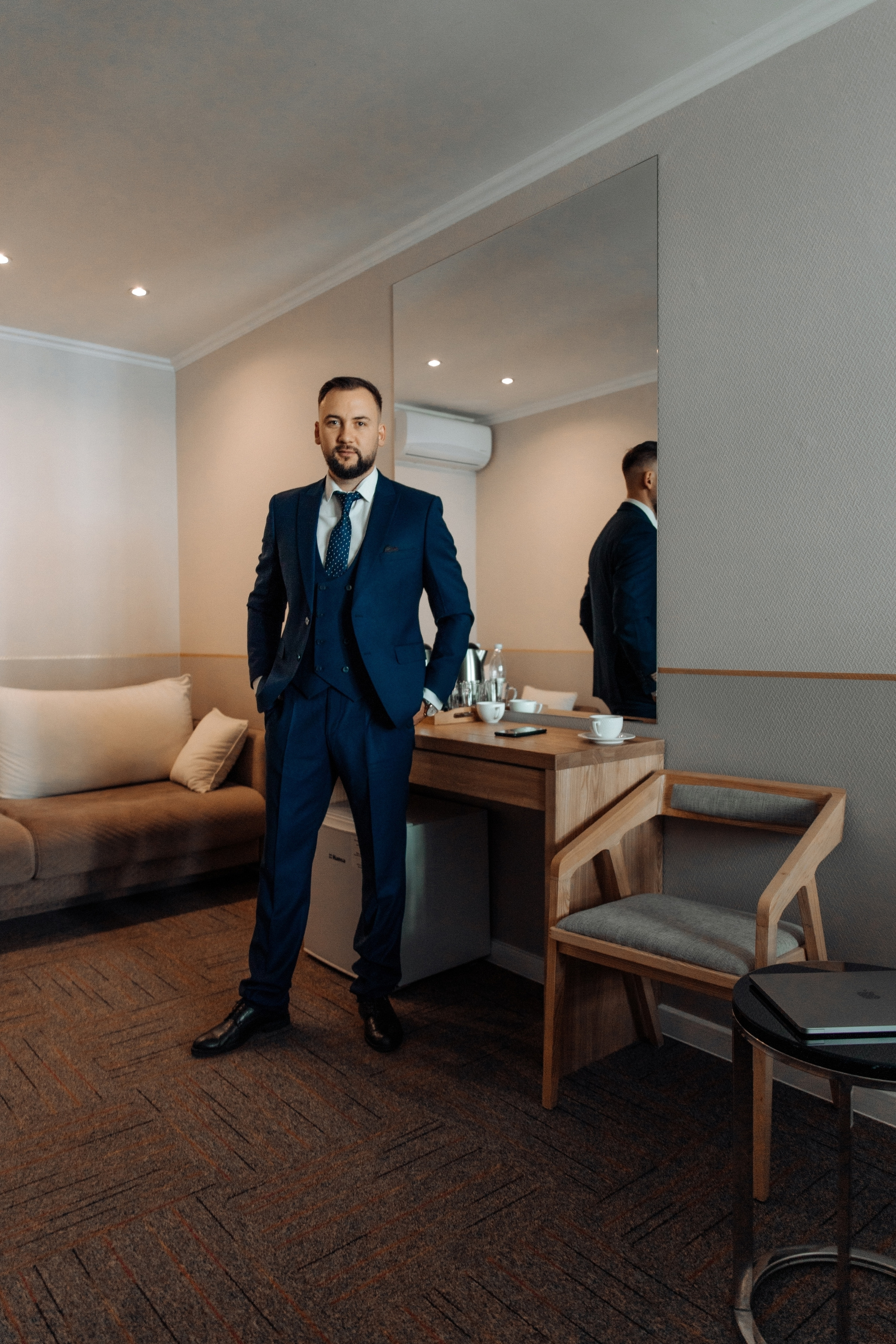 Дмитрий, бизнесмен в отеле. Фотограф женского портрета, беременности и материнства Харькова Елена