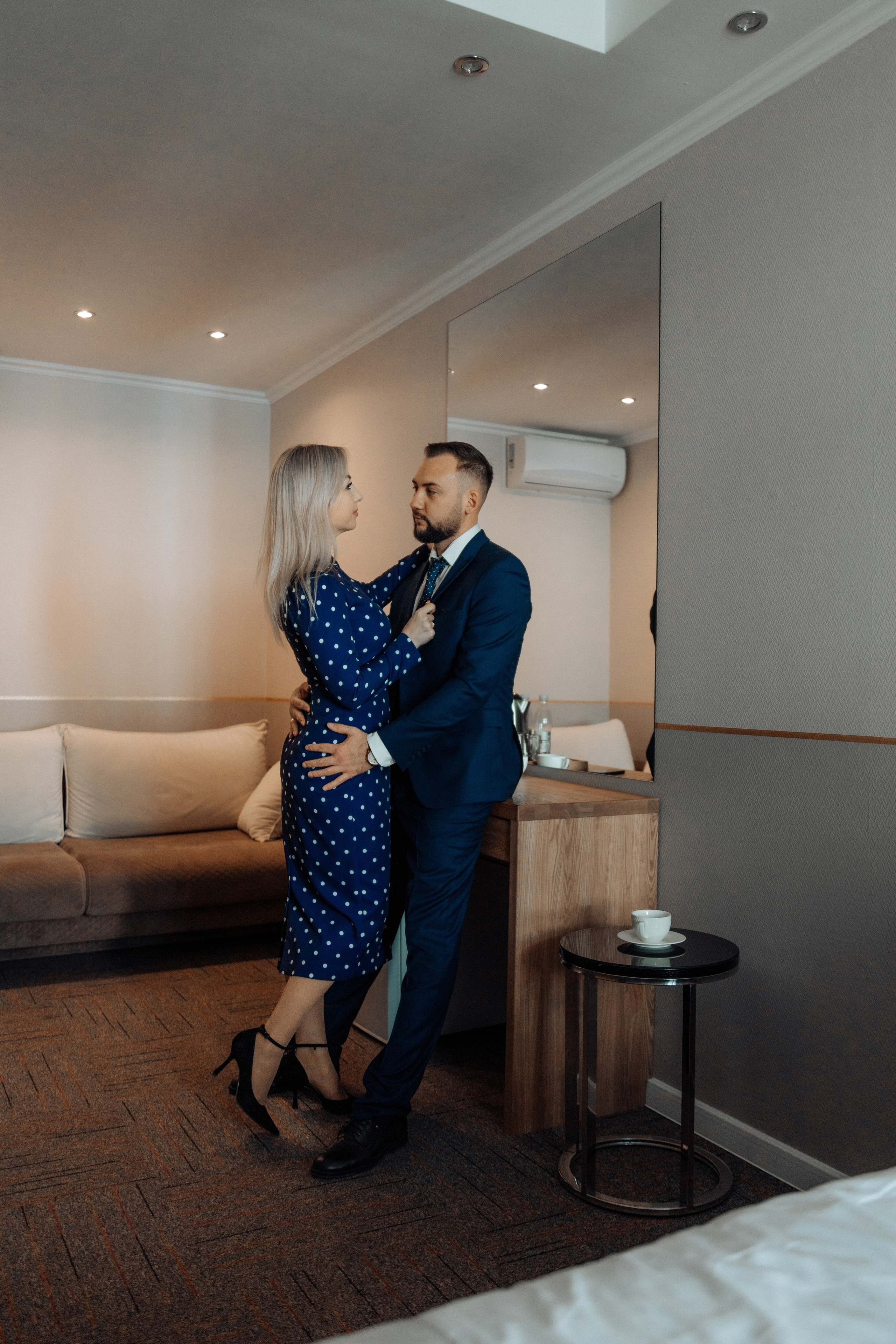 Дмитрий, бизнесмен в отеле. Фотограф женского портрета, беременности и материнства Харькова Елена