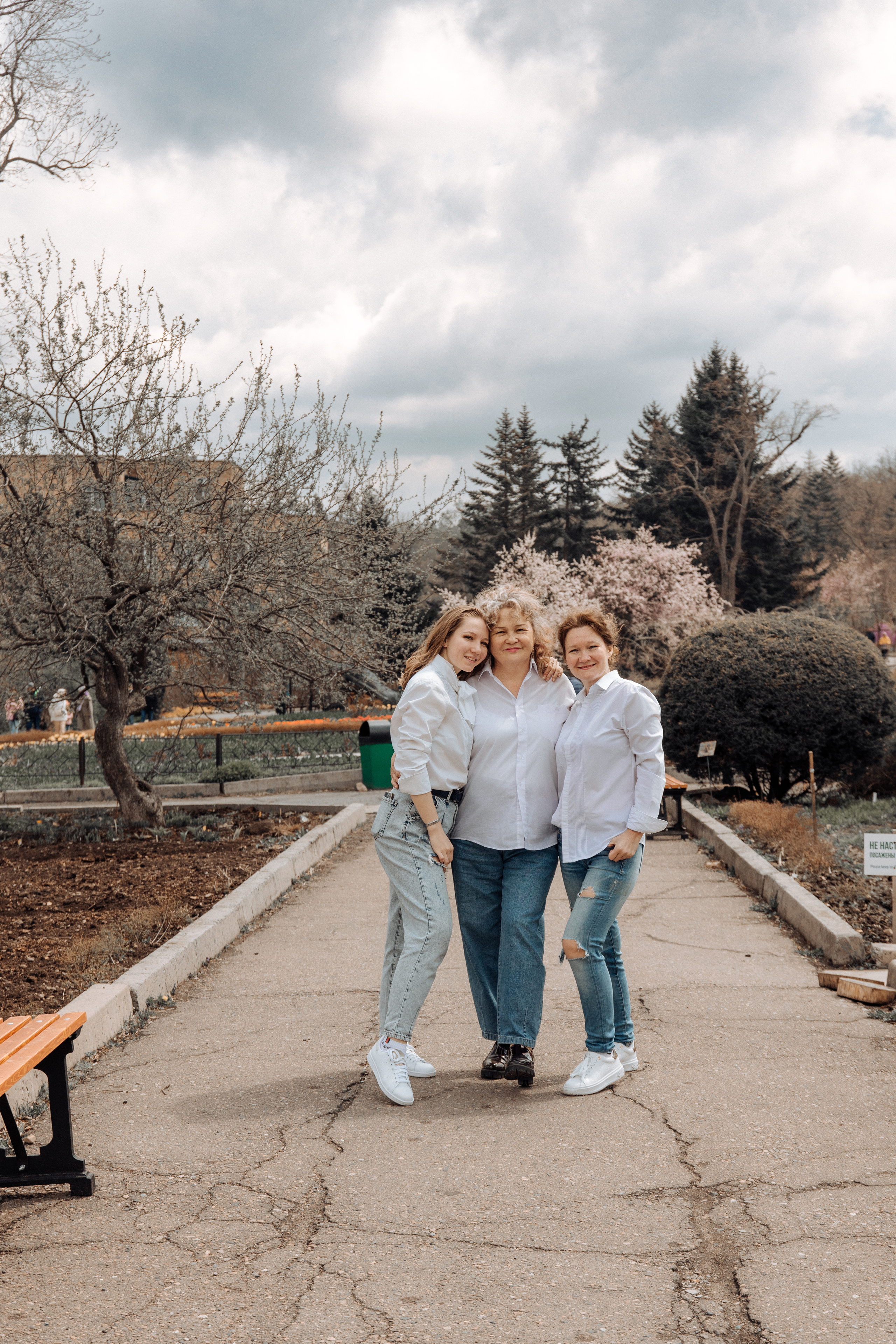 Прогулка Полины с мамой и бабушкой. Фотограф женского портрета, беременности и материнства Харькова Елена