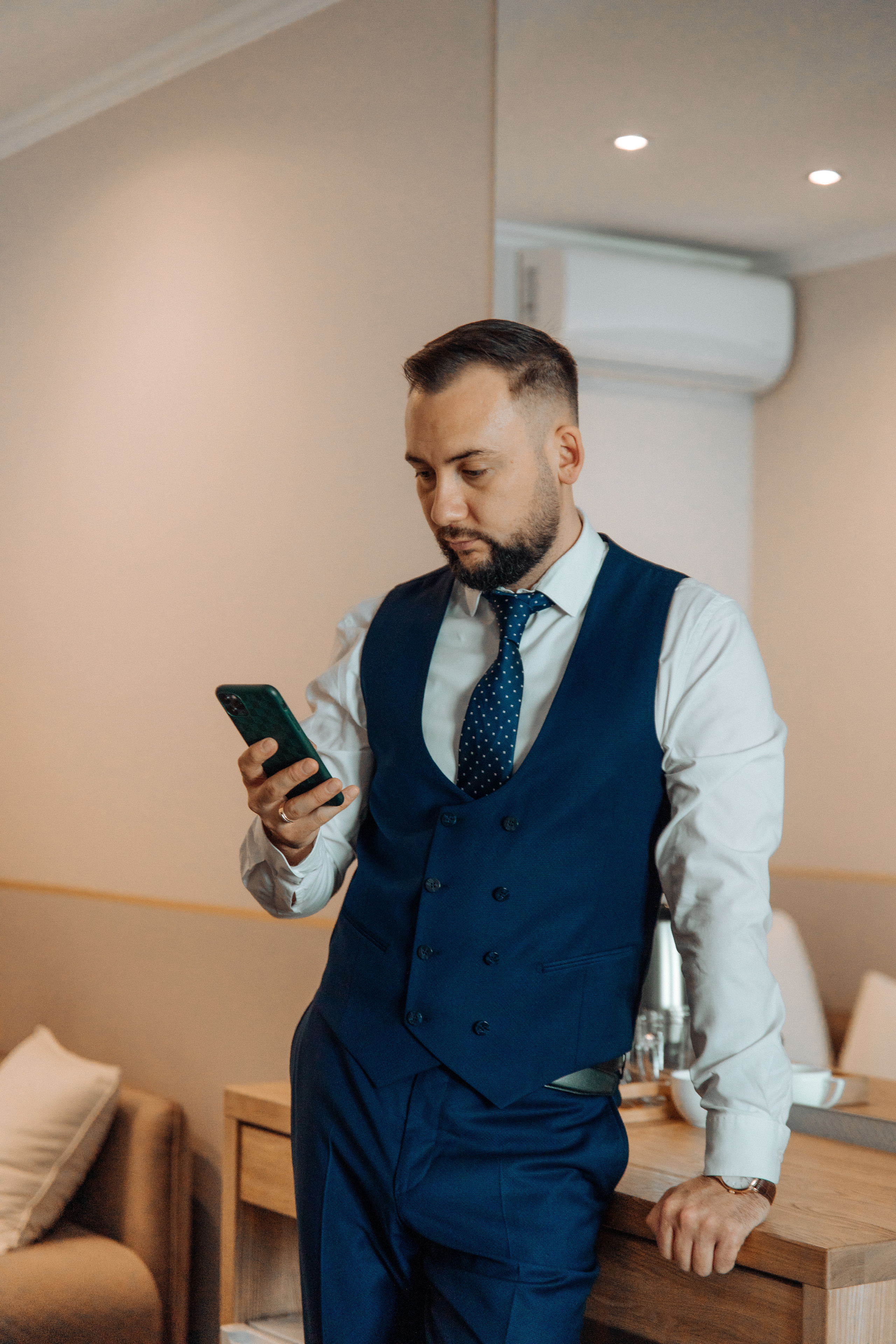 Дмитрий, бизнесмен в отеле. Фотограф женского портрета, беременности и материнства Харькова Елена