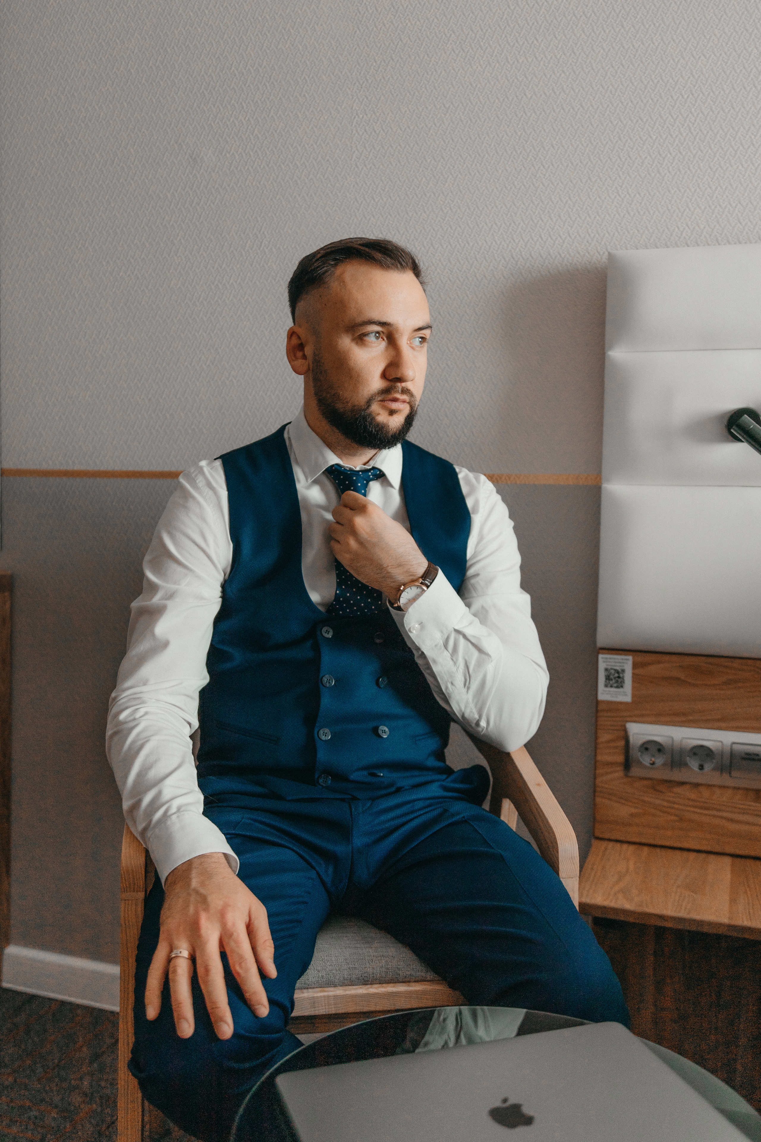 Дмитрий, бизнесмен в отеле. Фотограф женского портрета, беременности и материнства Харькова Елена