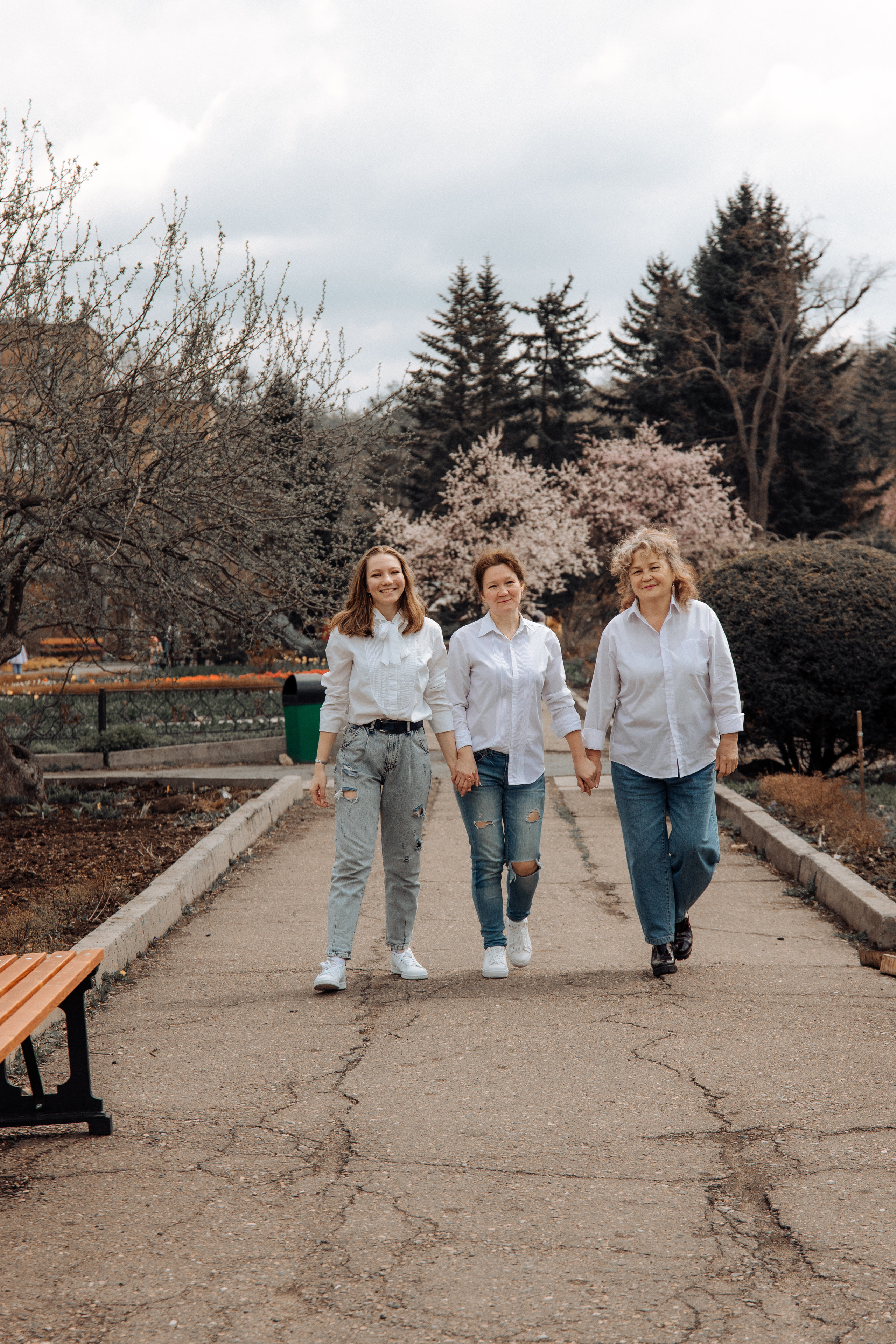 Прогулка Полины с мамой и бабушкой. Фотограф женского портрета, беременности и материнства Харькова Елена