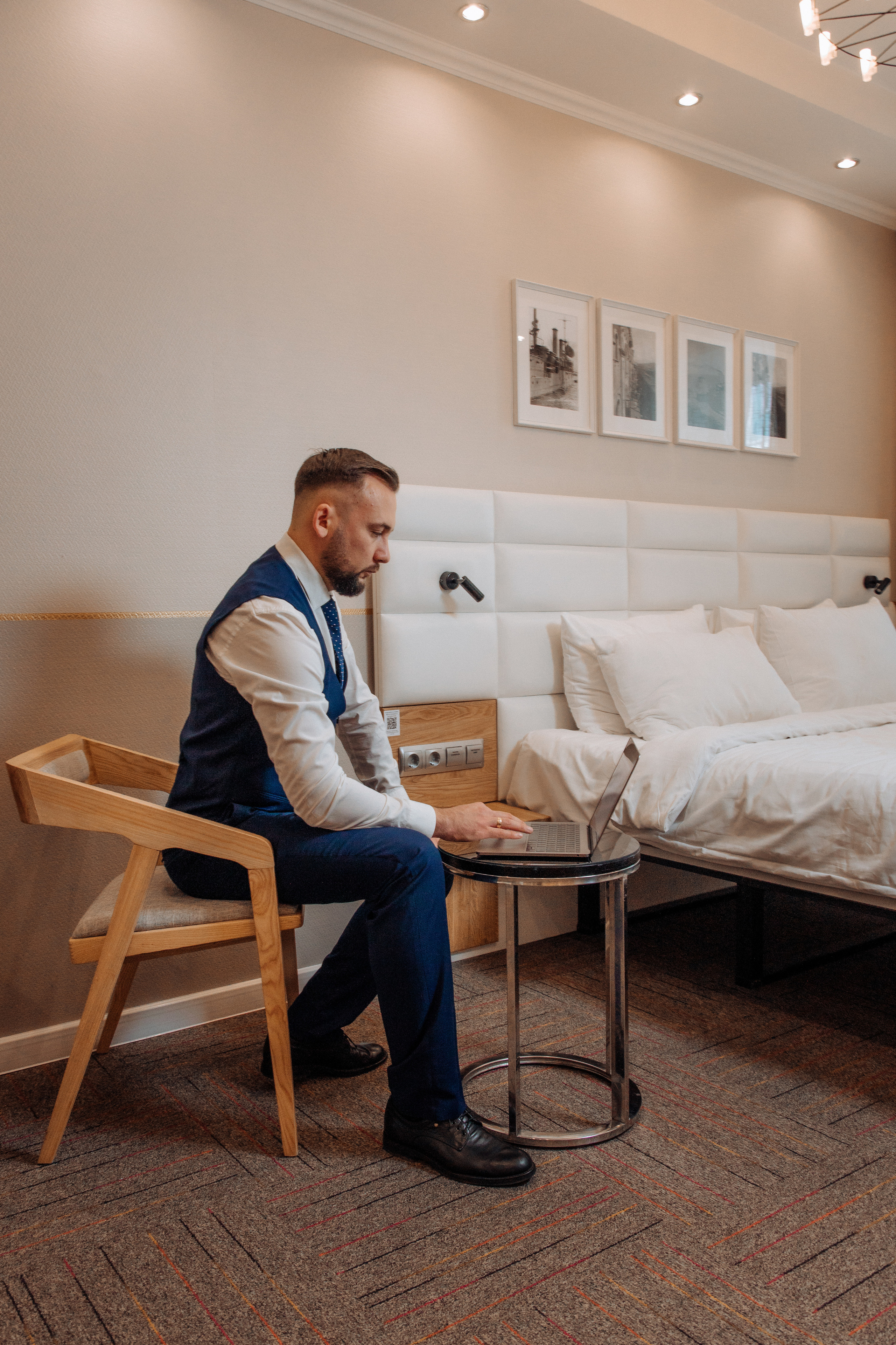 Дмитрий, бизнесмен в отеле. Фотограф женского портрета, беременности и материнства Харькова Елена