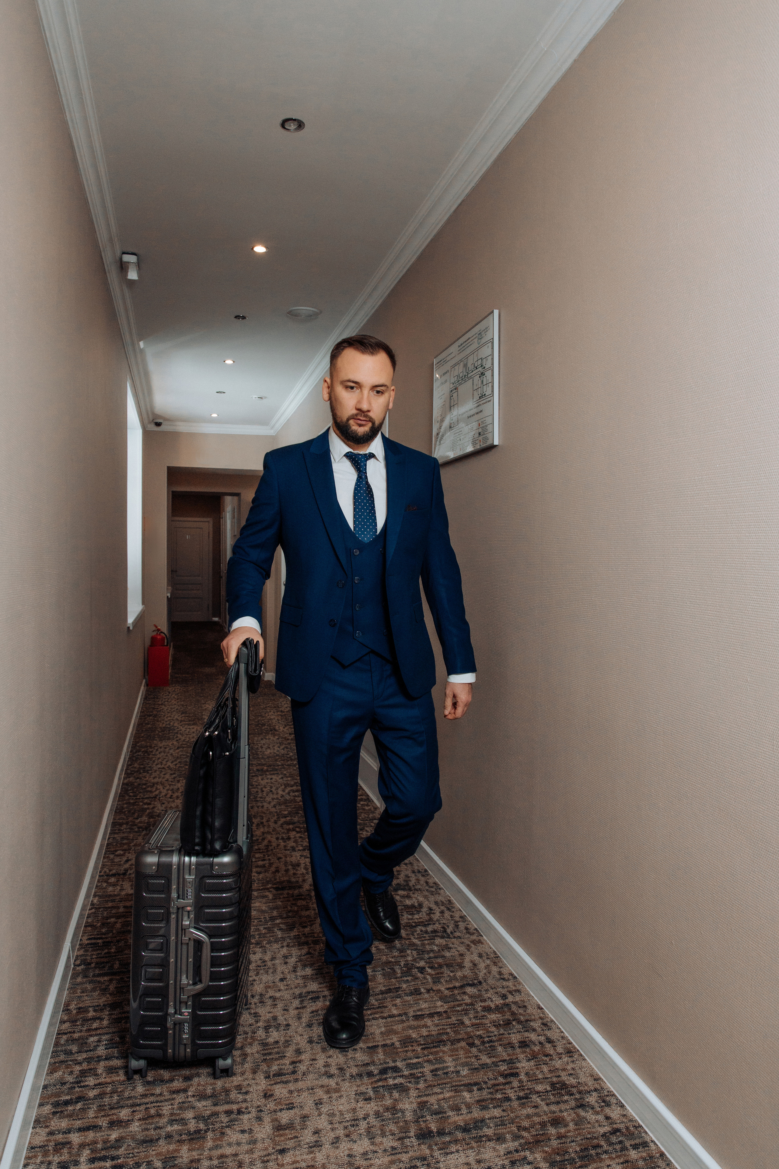 Дмитрий, бизнесмен в отеле. Фотограф женского портрета, беременности и материнства Харькова Елена