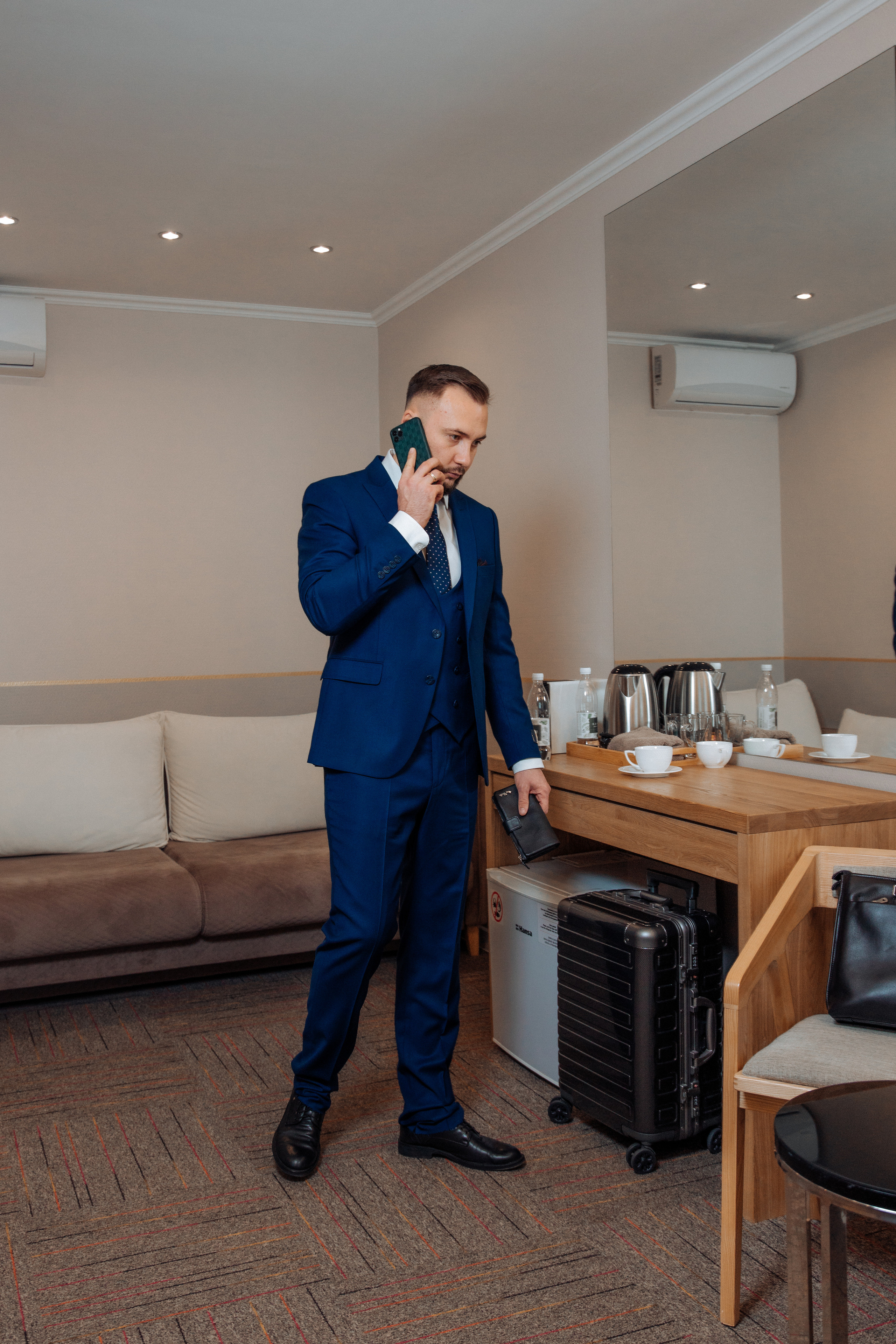 Дмитрий, бизнесмен в отеле. Фотограф женского портрета, беременности и материнства Харькова Елена