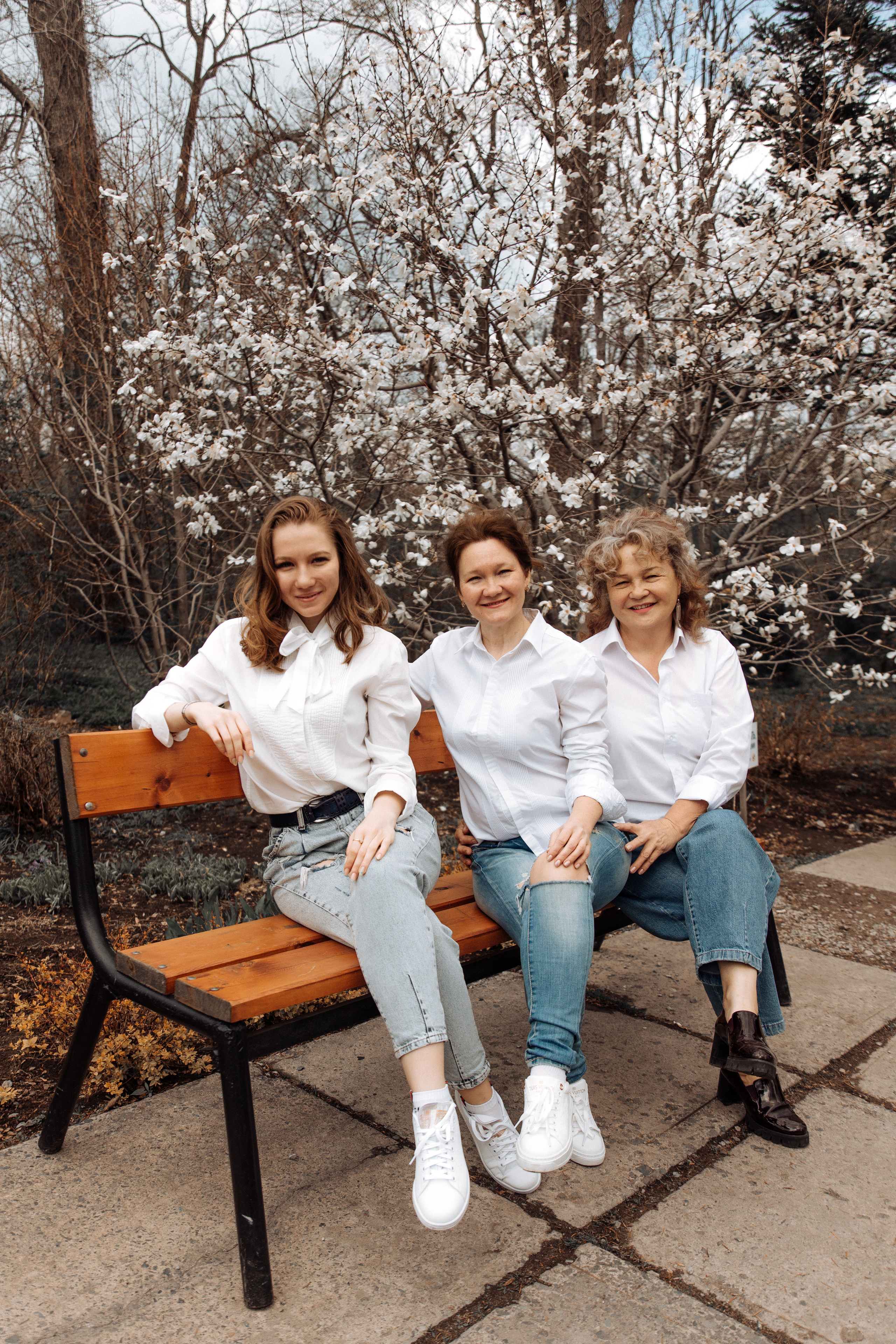 Прогулка Полины с мамой и бабушкой. Фотограф женского портрета, беременности и материнства Харькова Елена