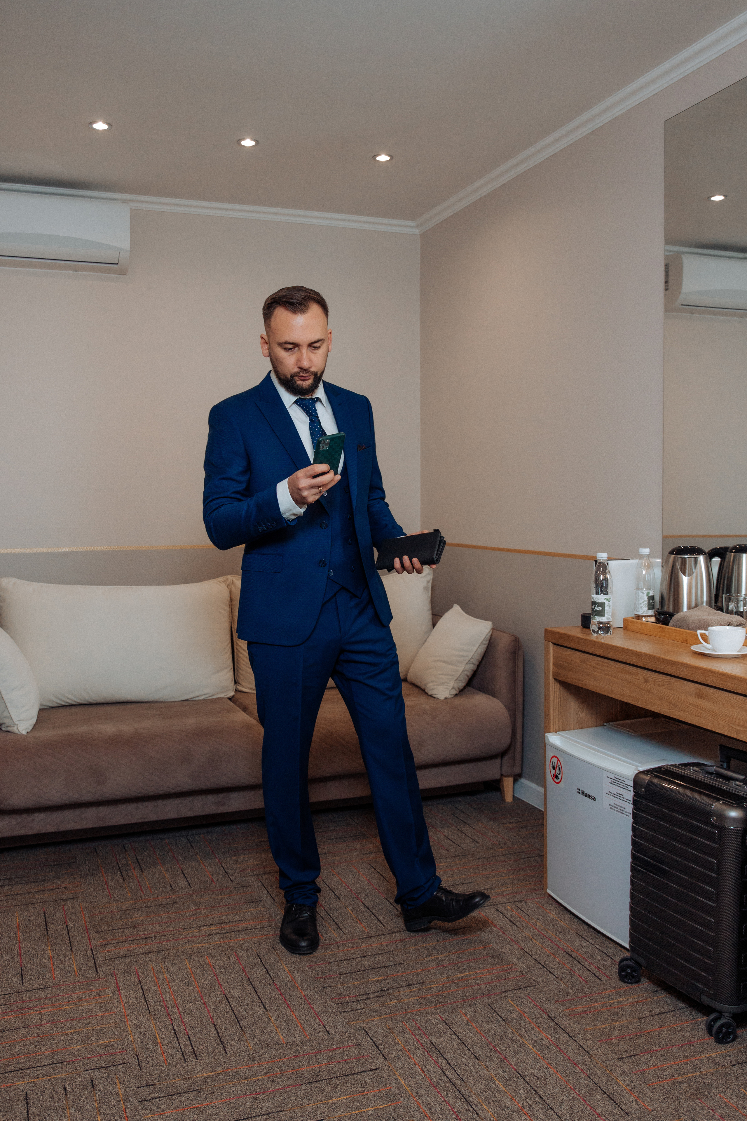 Дмитрий, бизнесмен в отеле. Фотограф женского портрета, беременности и материнства Харькова Елена