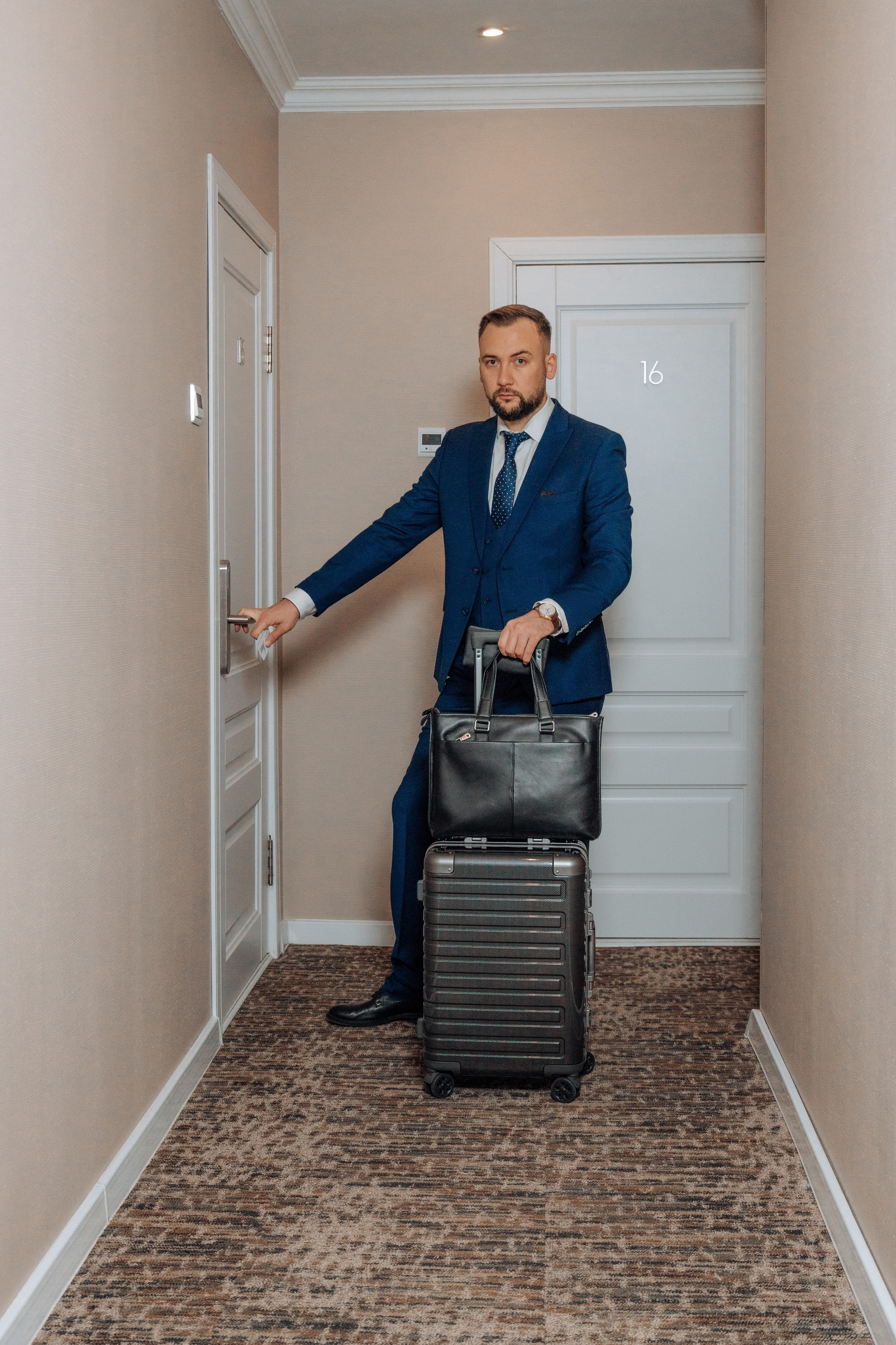 Дмитрий, бизнесмен в отеле. Фотограф женского портрета, беременности и материнства Харькова Елена