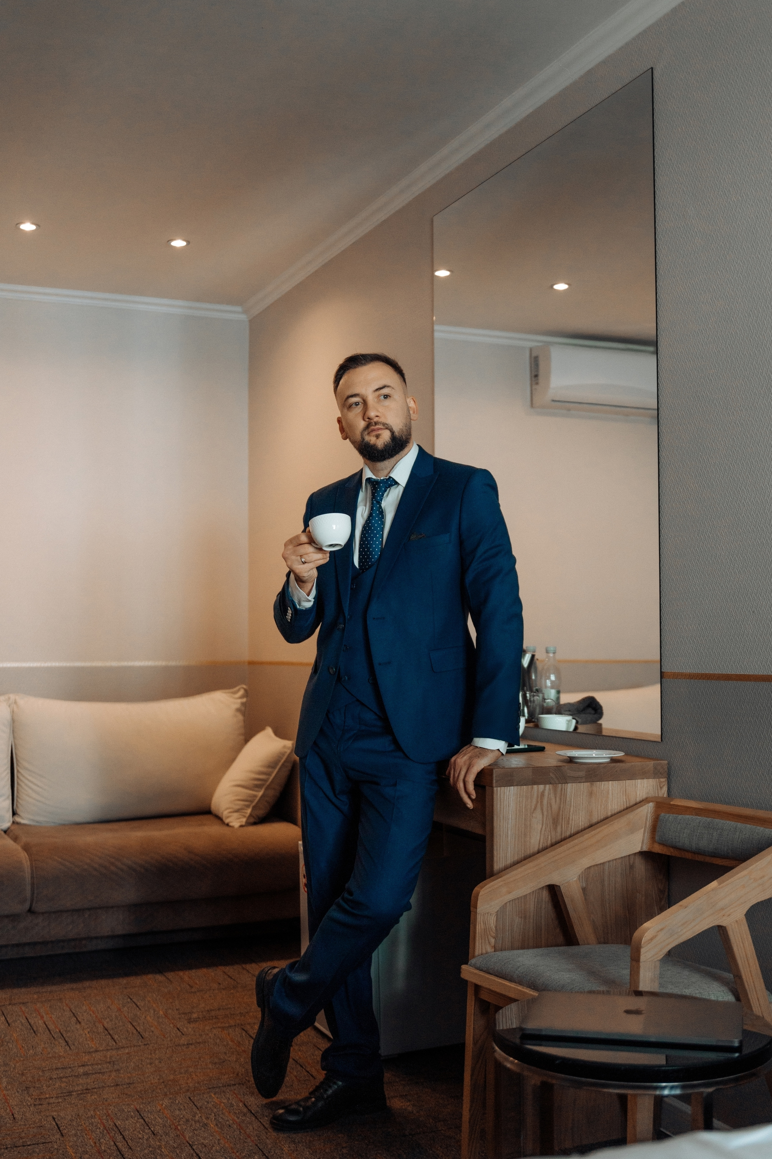 Дмитрий, бизнесмен в отеле. Фотограф женского портрета, беременности и материнства Харькова Елена