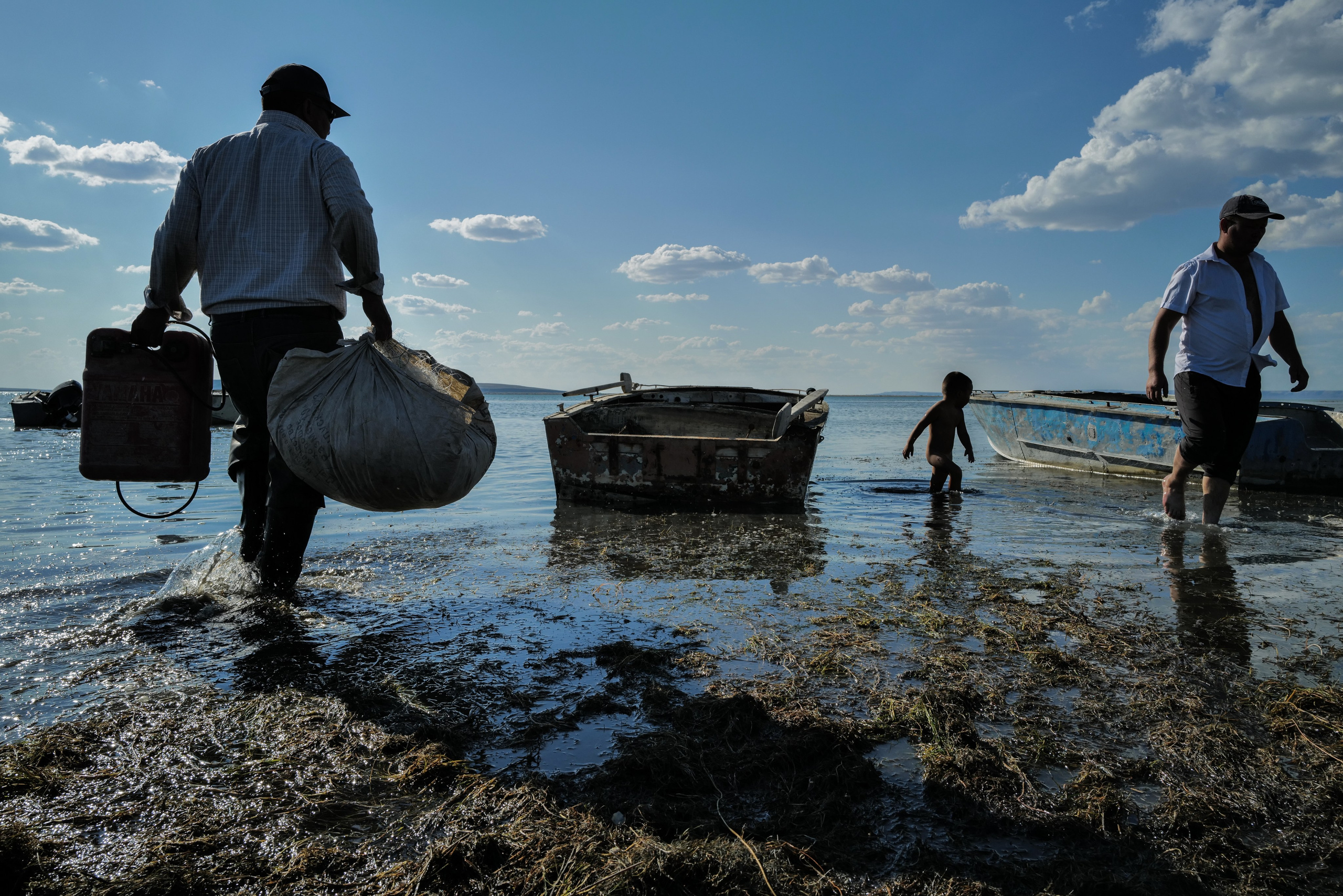 Рыбаки перед вечерним выходом в море. Кызылординская область.