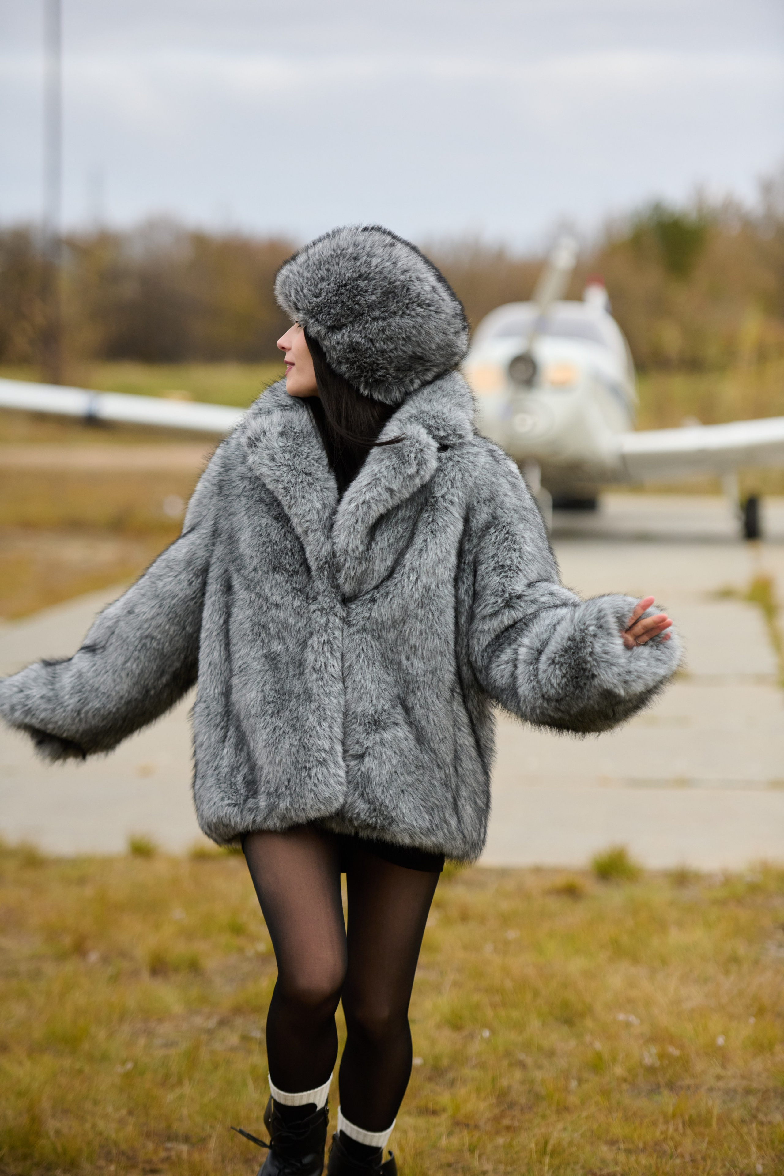 Фотосессия моделей в шубах на аэродроме. Репортажный и семейный фотограф — Шелихов Сергей
