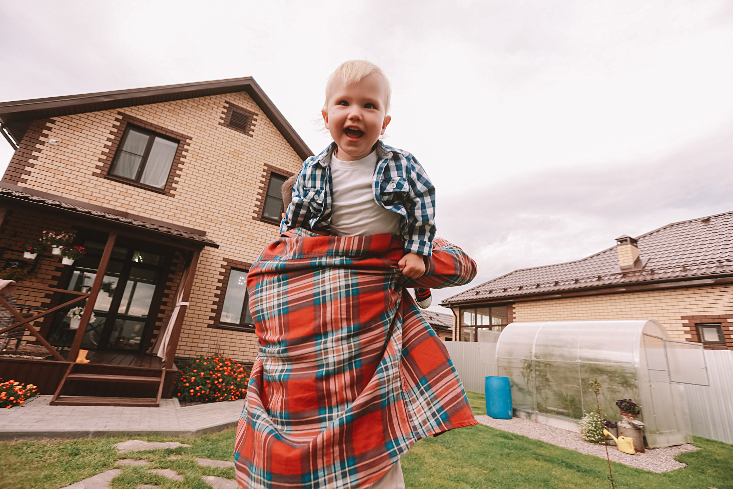 У дома. Семейный фотограф Тюмень, фотограф на роды Салмина Мария