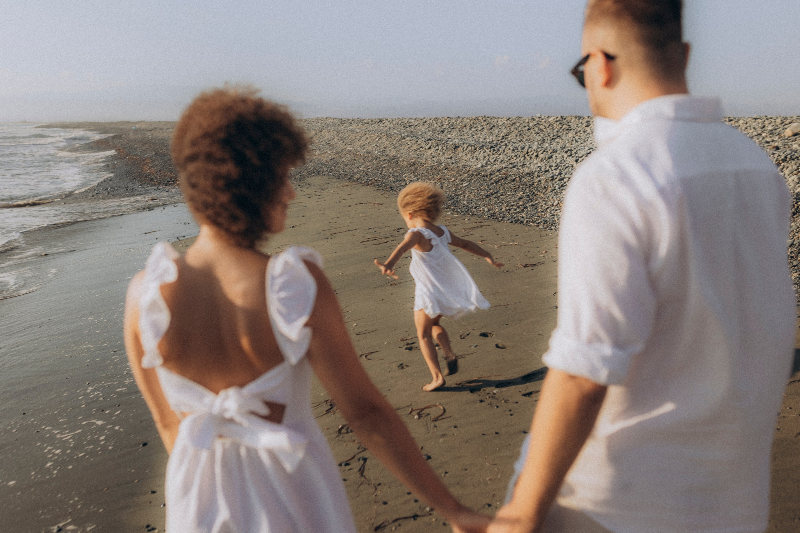 Sandy toes and family smiles. Katerina Nord | Wedding and Couple Photographer in Germany and Europe