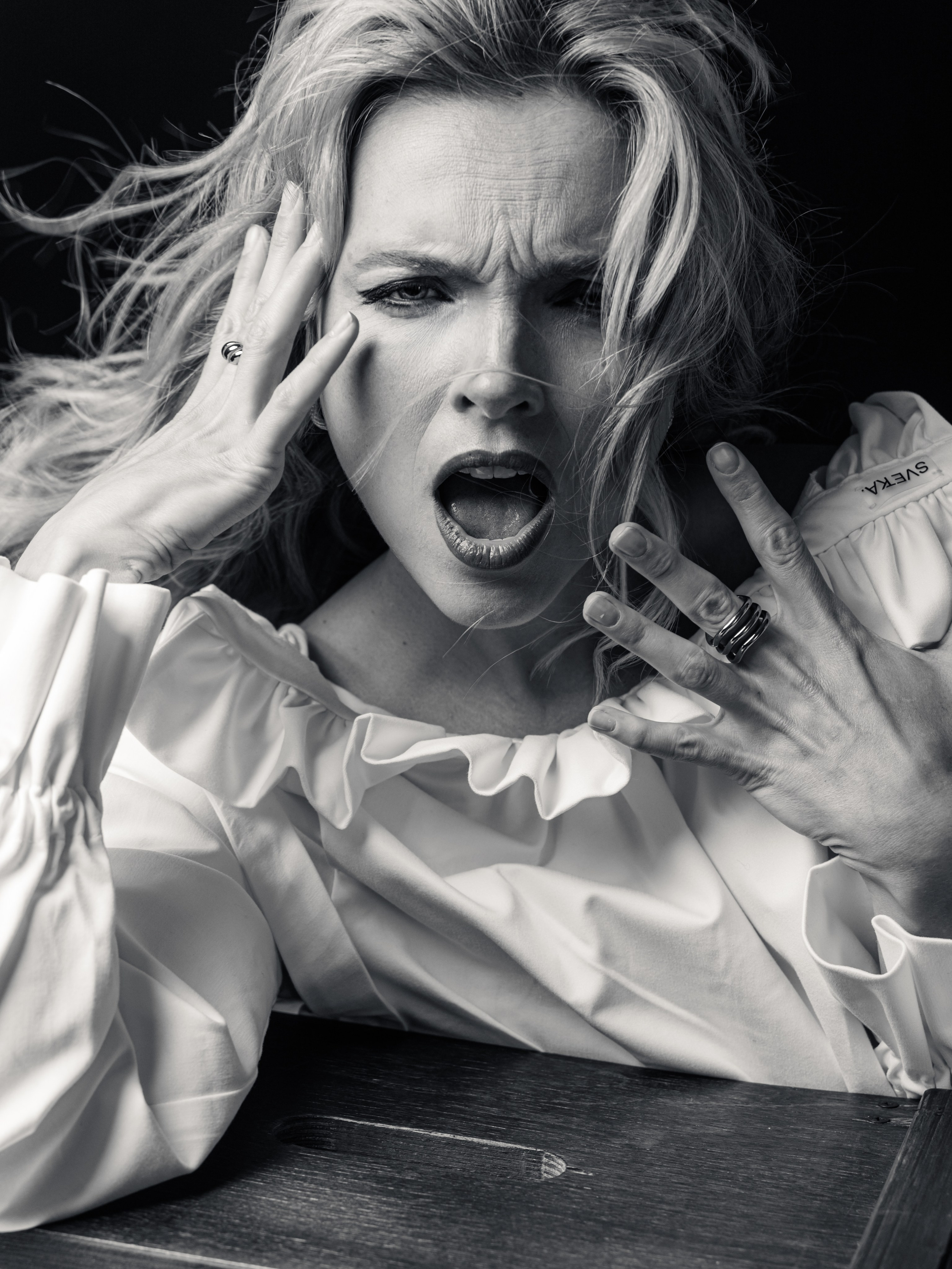 Эмоциональный черно-белый портрет Натальи Земцовой в белой рубашке