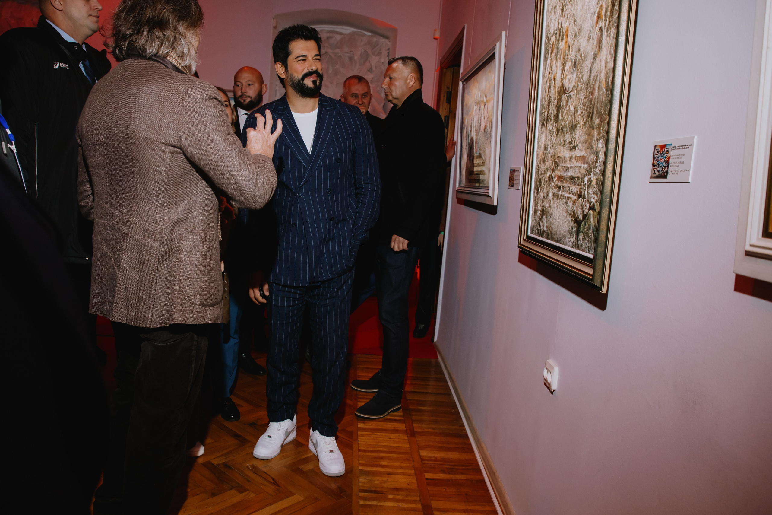 Бурак Озчивит посетил выставку Никаса Сафронова. Фотограф в Москве и Санкт-Петербурге Дарина