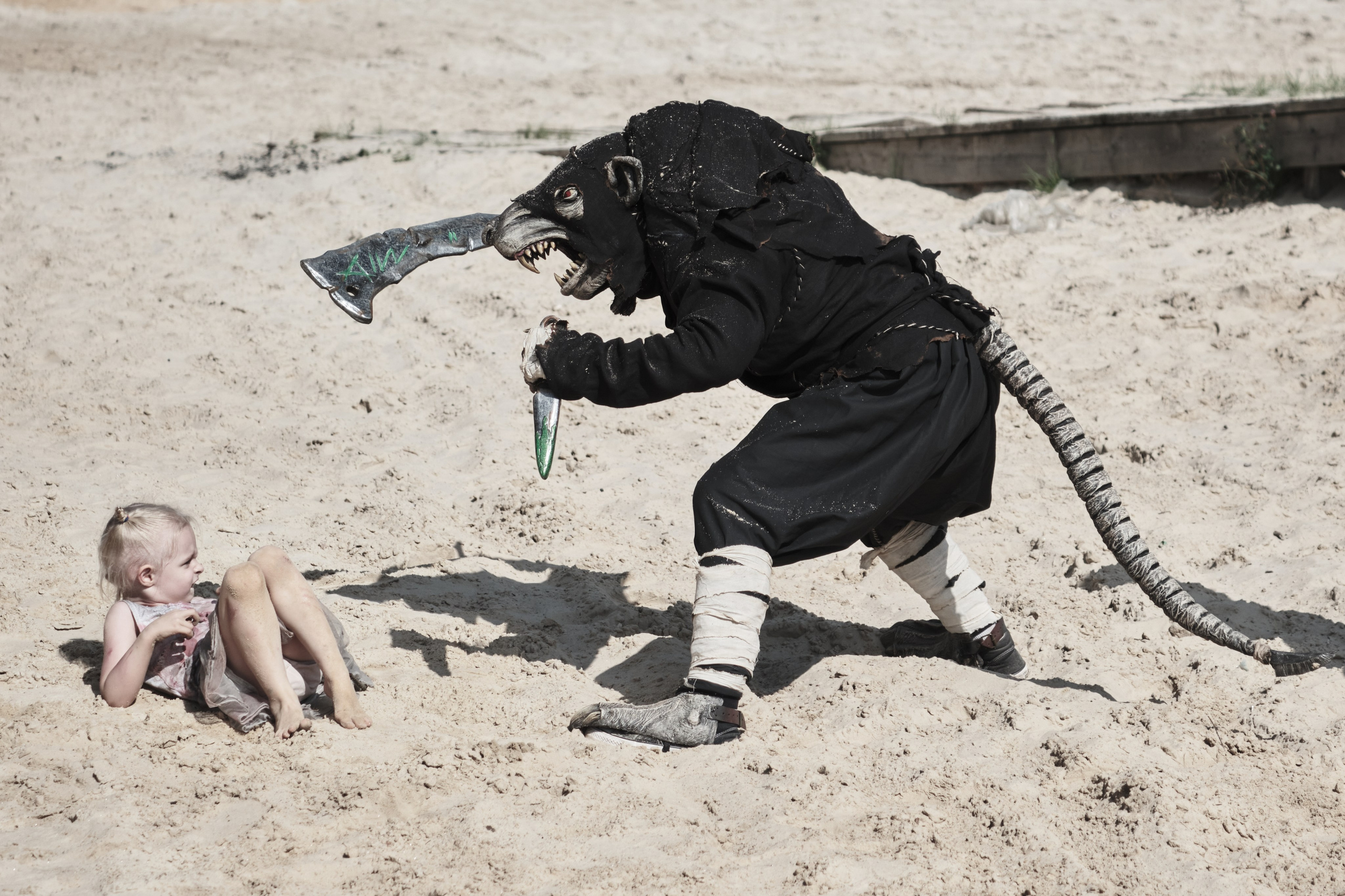 Крыса с саблей в руках нападает на маленькую девочку