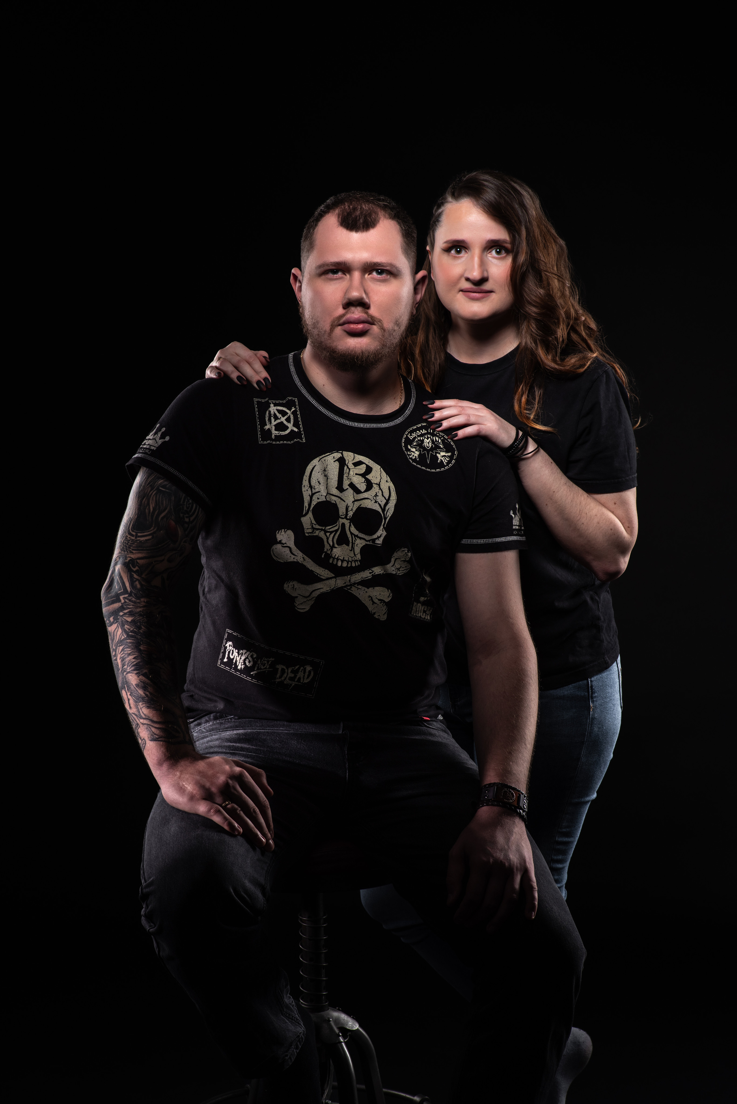 Семейная фотосессия мужа и жены в студии 