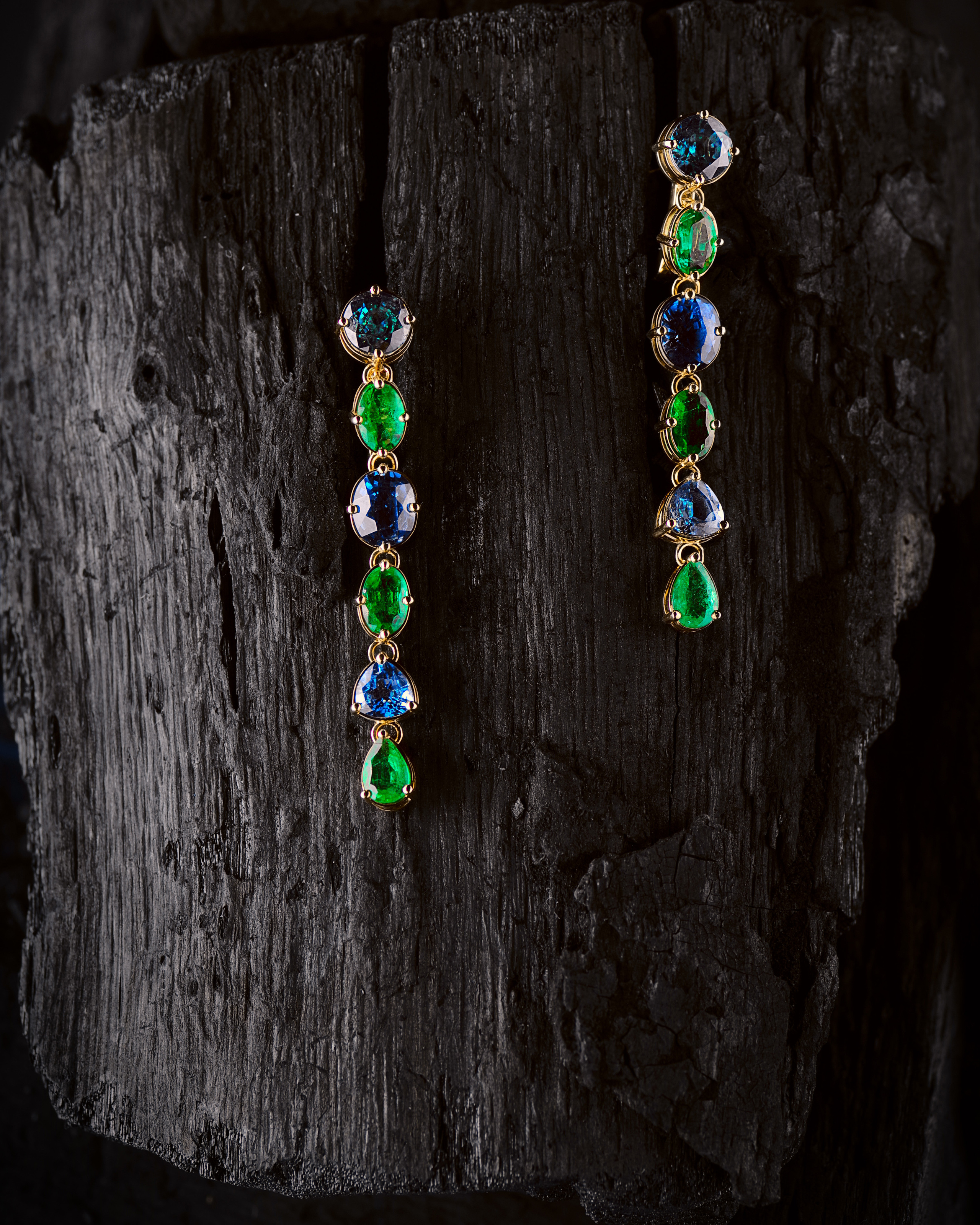 Имиджевая фотосъёмка ювелирных изделий. Прекрасные серьги на чёрном дереве.