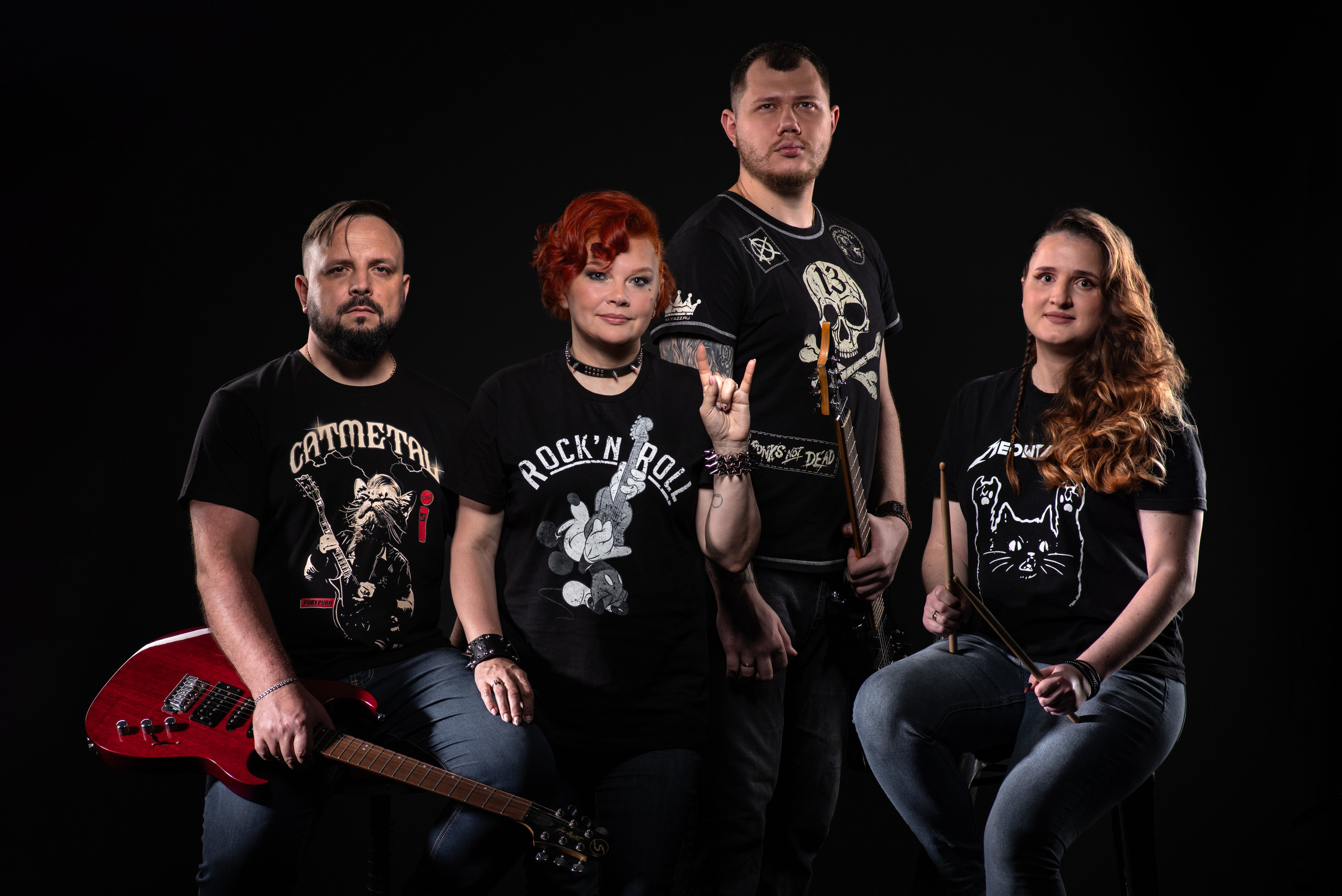 Групповой портрет семьи родителей и детей в студии