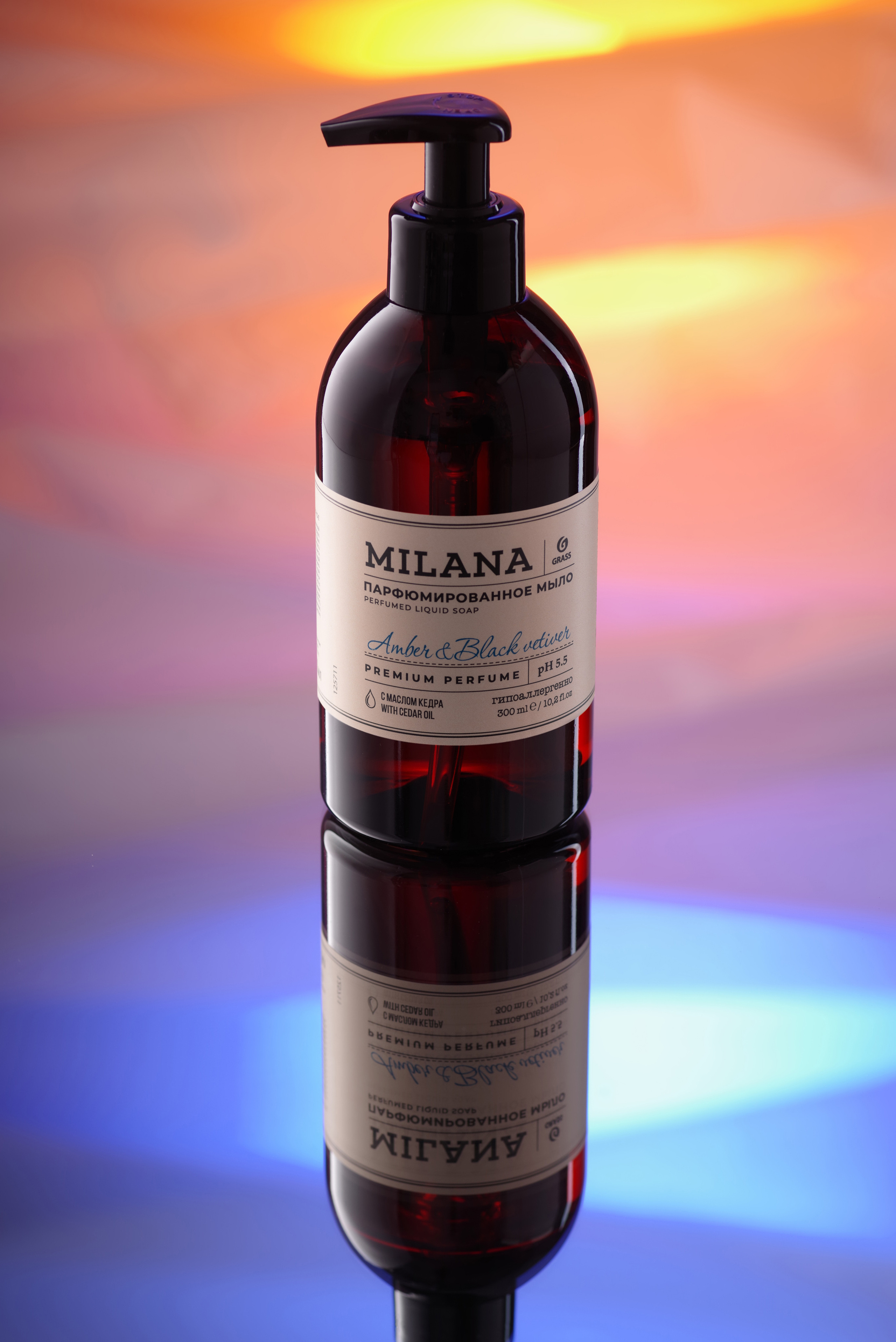 Бутылочка с жидким мылом на фоне прибоя и вечернего заката.