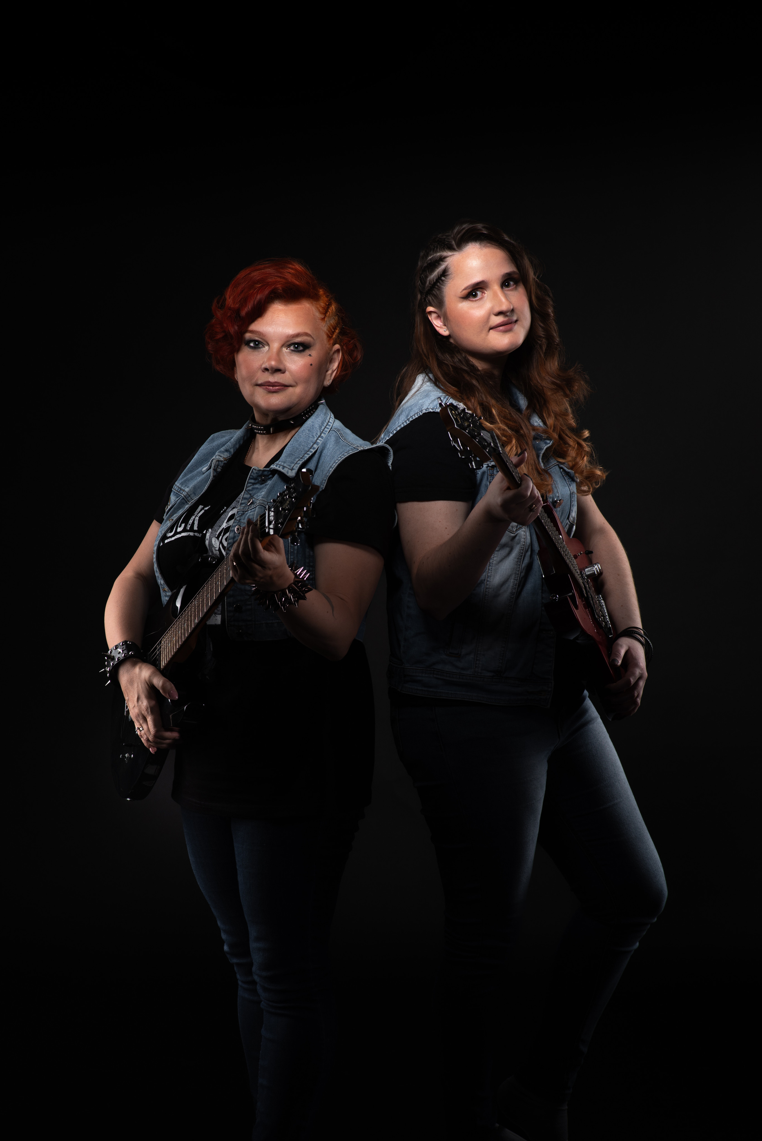 Семейная фотосессия женщин с гитарами в стиле рок-музыкантов