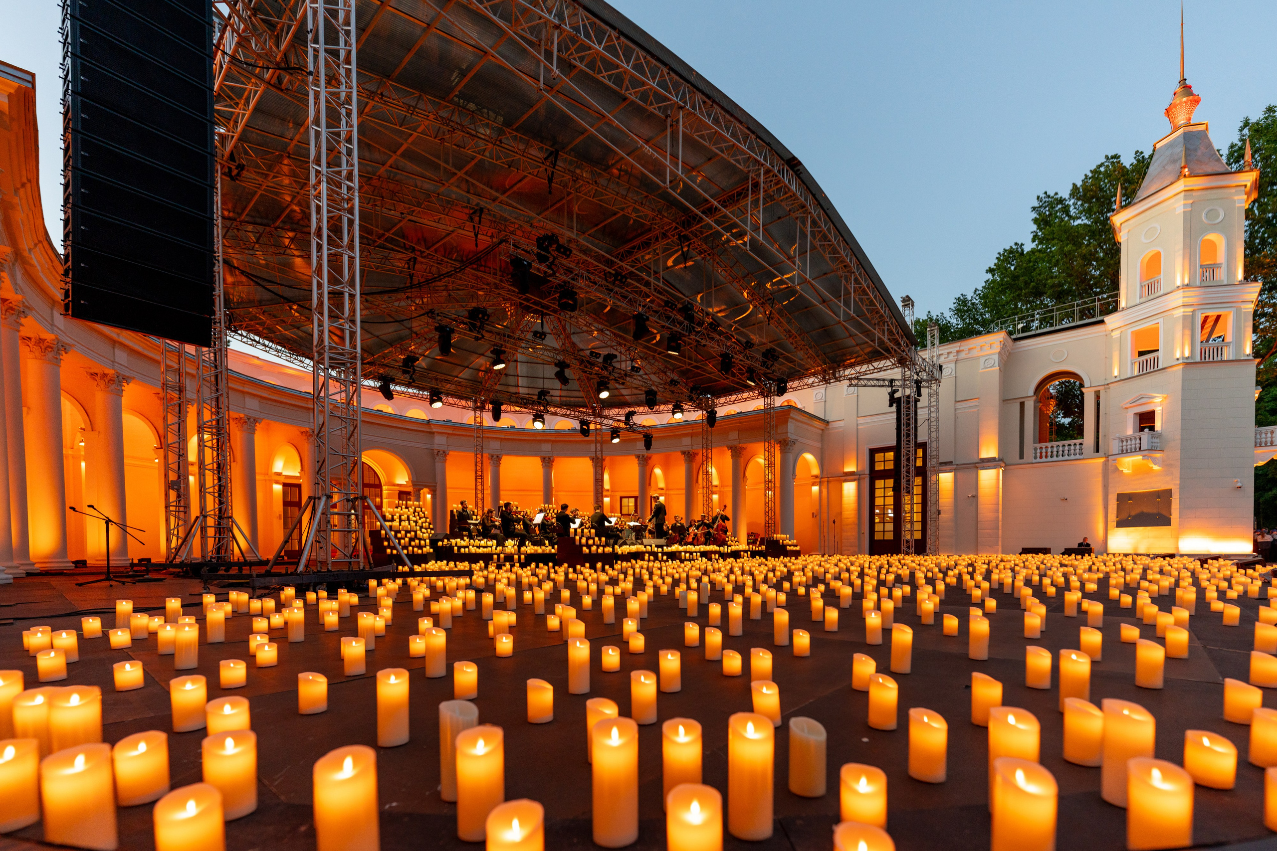 Симфонический оркестр Lumisfera при свечах. Фотограф Никита Комаров
