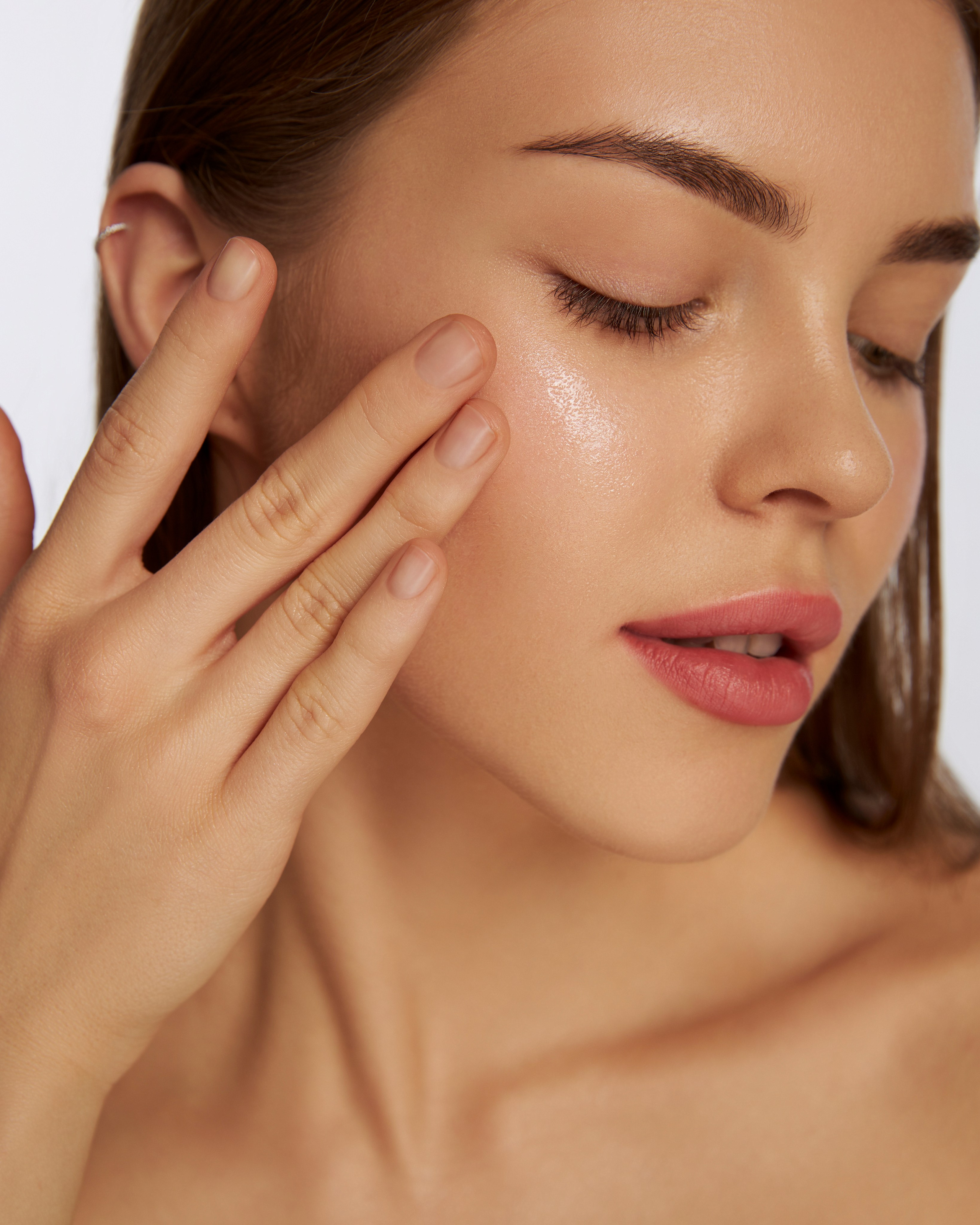 Увлажняющая сыворотка для совершенного вида кожи. На фото вы можете увидеть, как эта мощная формула преображает кожу, делая ее сияющей и здоровой. Подготовьте вашу кожу к совершенному макияжу с сывороткой Climtcosmetics.